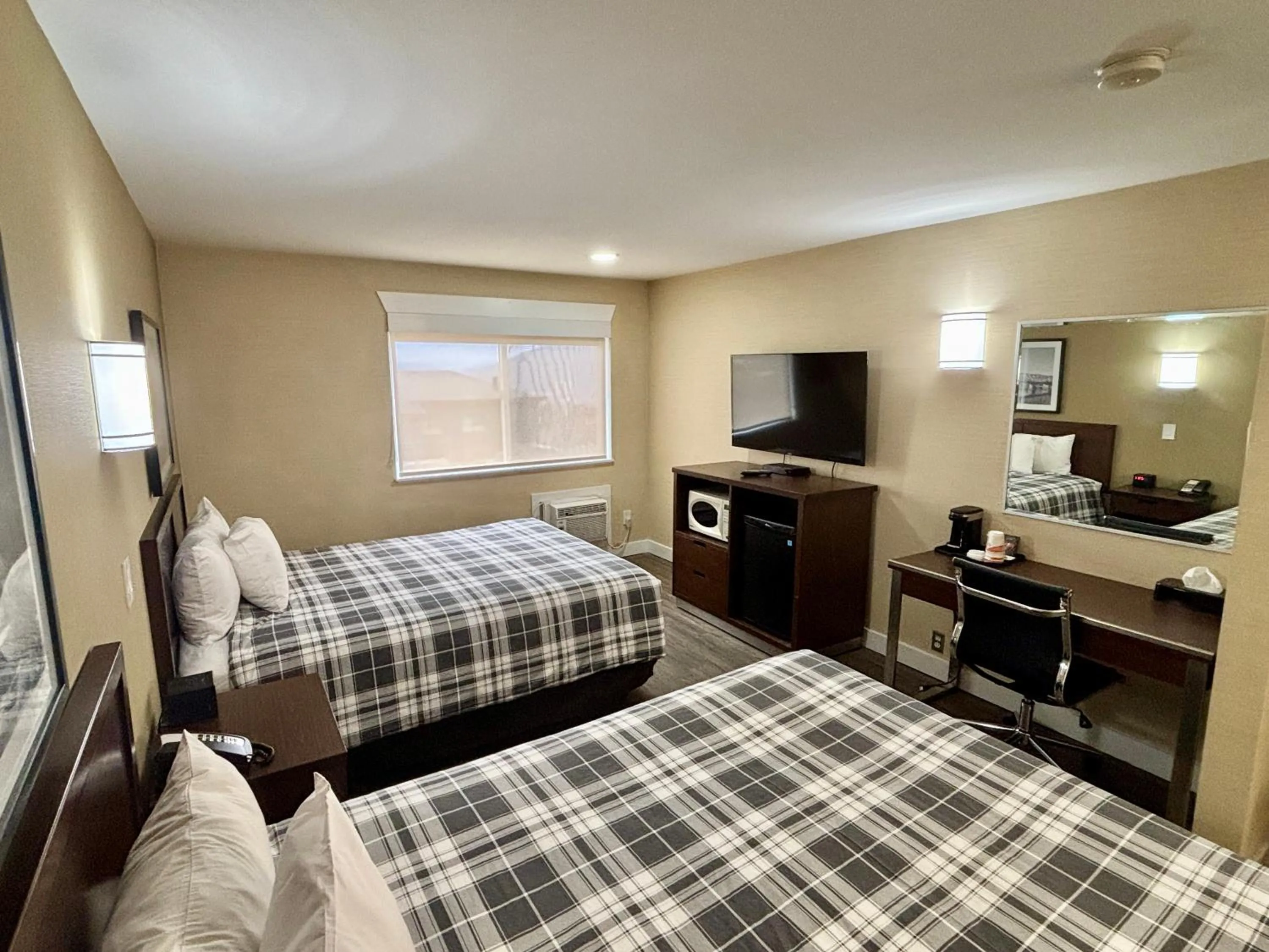 Bed in Rodeway Inn & Suites