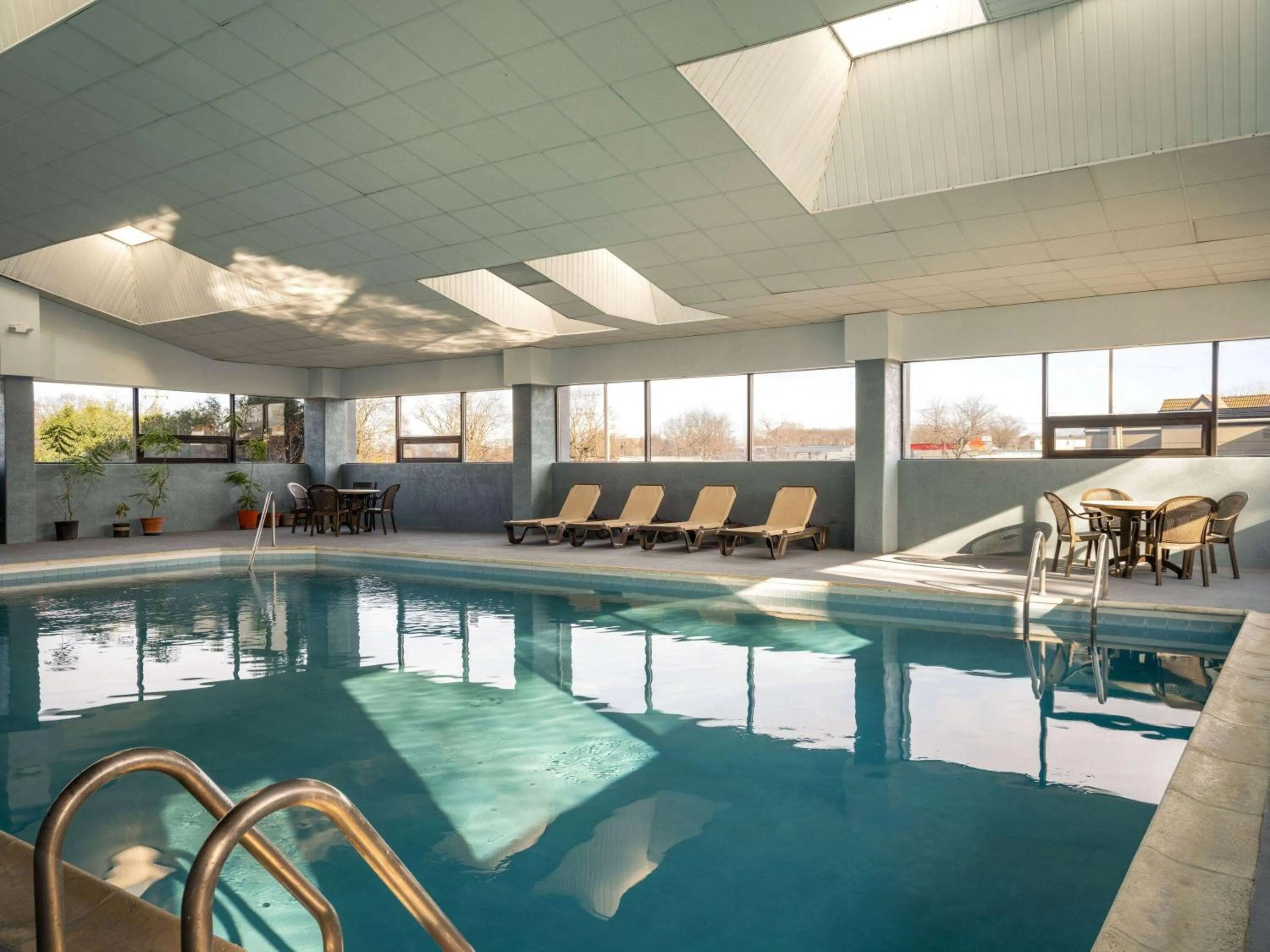 Swimming pool in Best Western Woodstock Inn