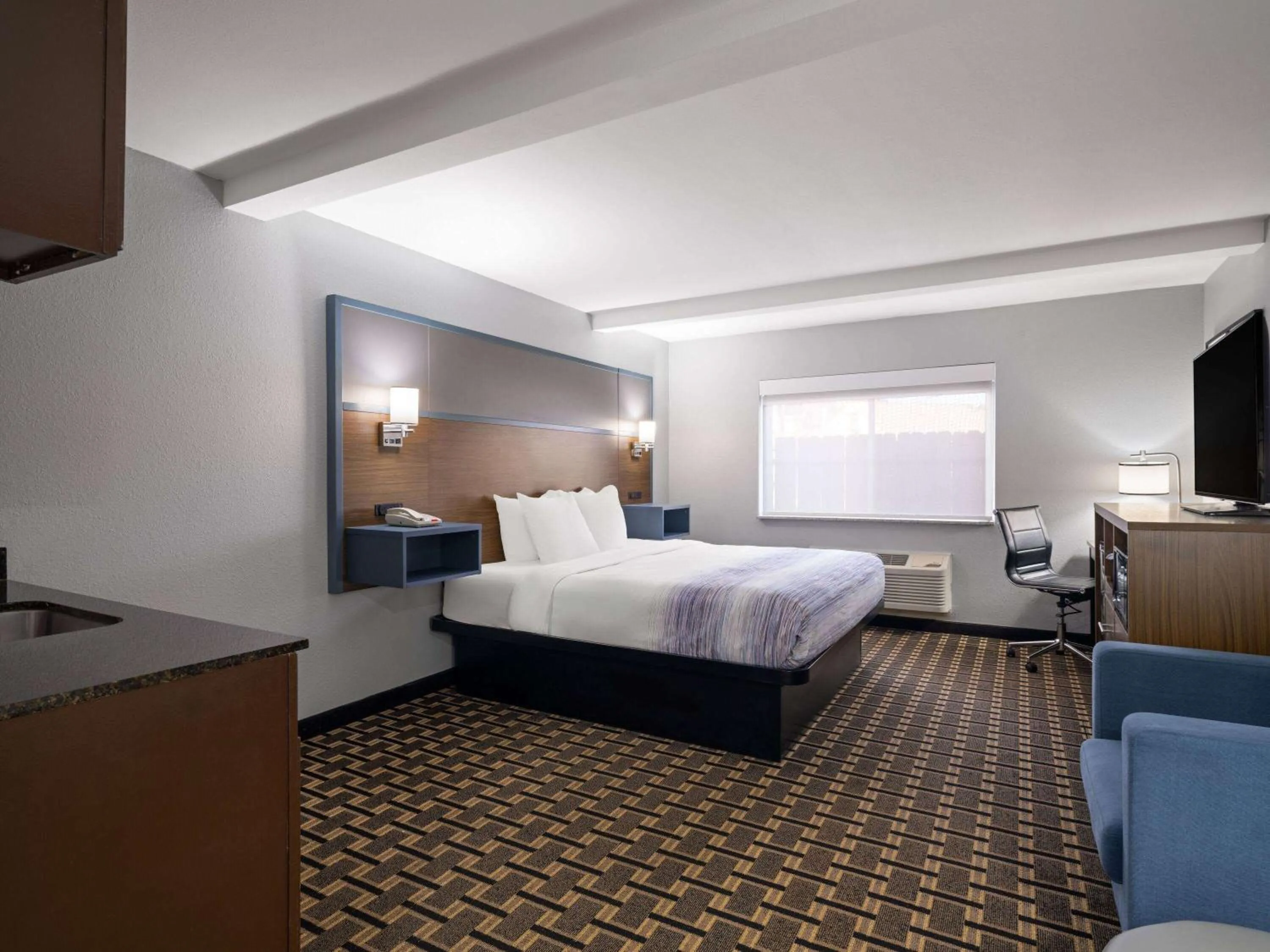 Photo of the whole room, Bed in Best Western Woodstock Inn