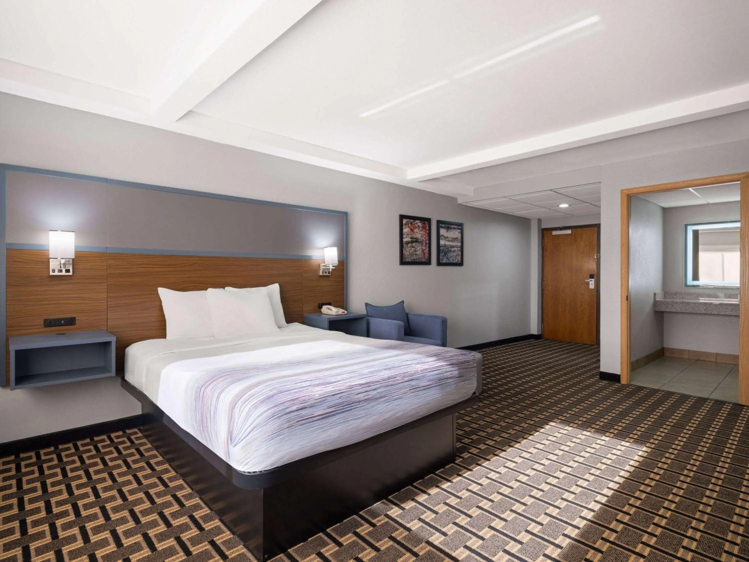 Photo of the whole room, Bed in Best Western Woodstock Inn