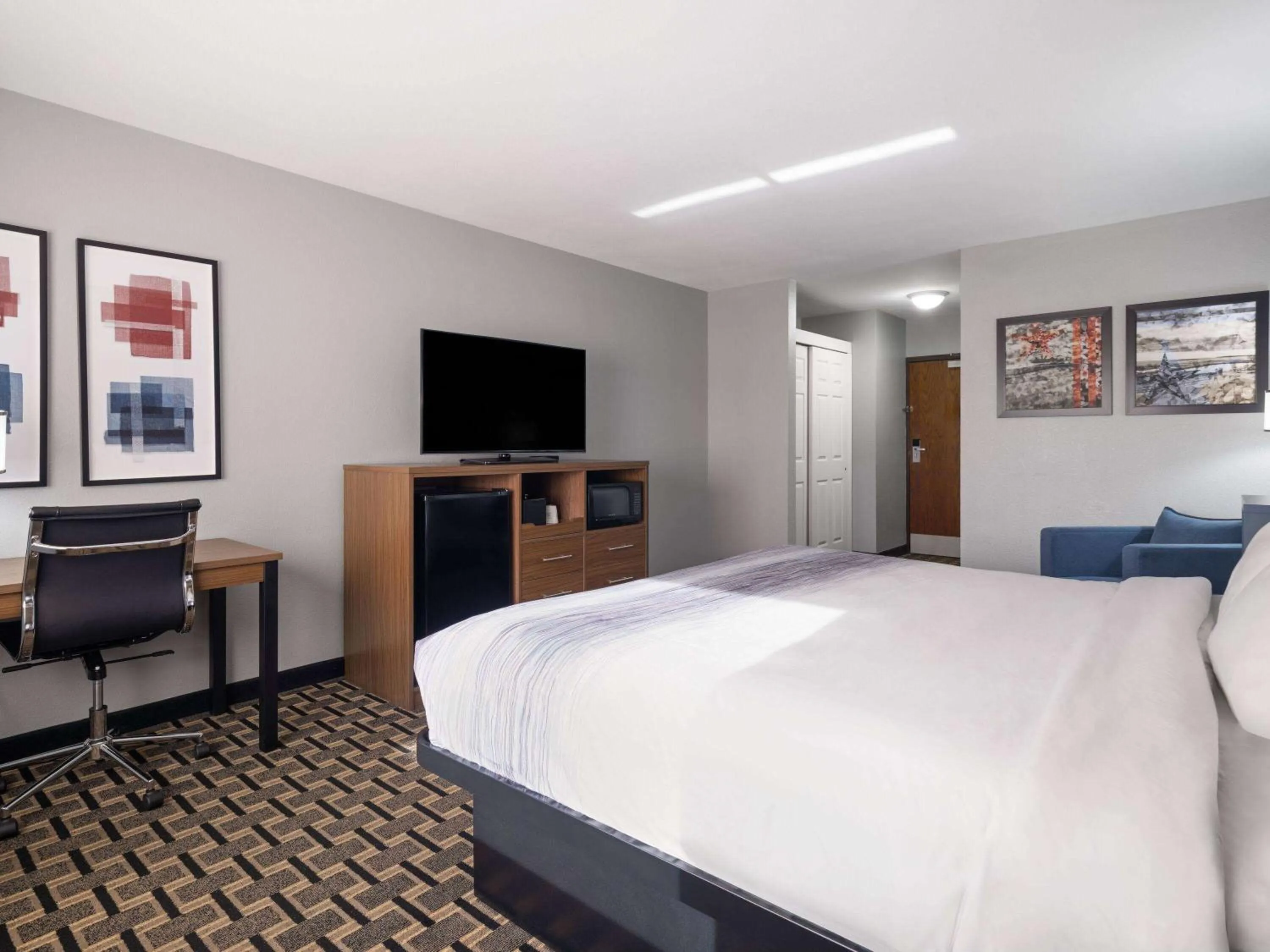 Photo of the whole room, Bed in Best Western Woodstock Inn