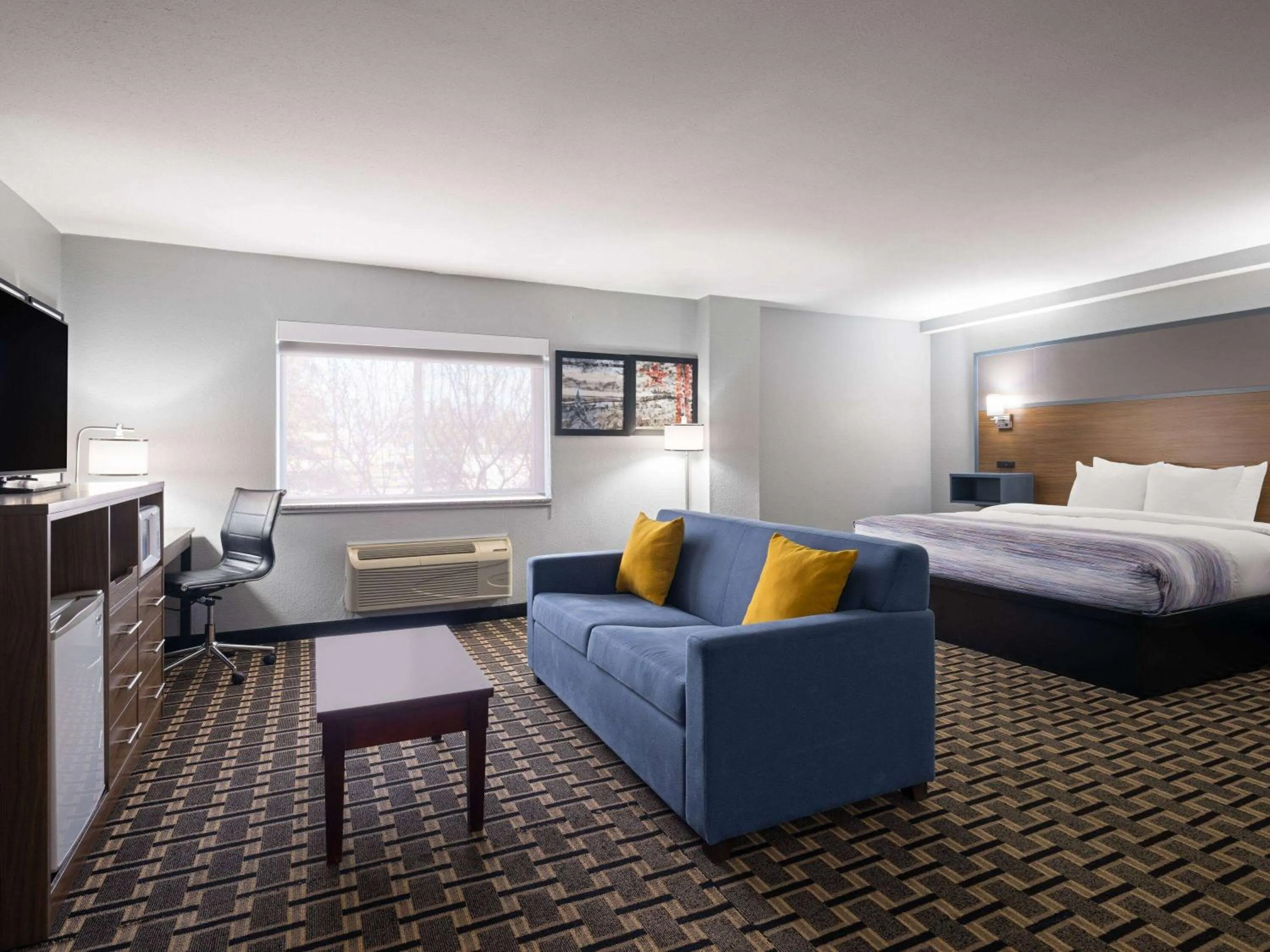 Photo of the whole room, Bed in Best Western Woodstock Inn