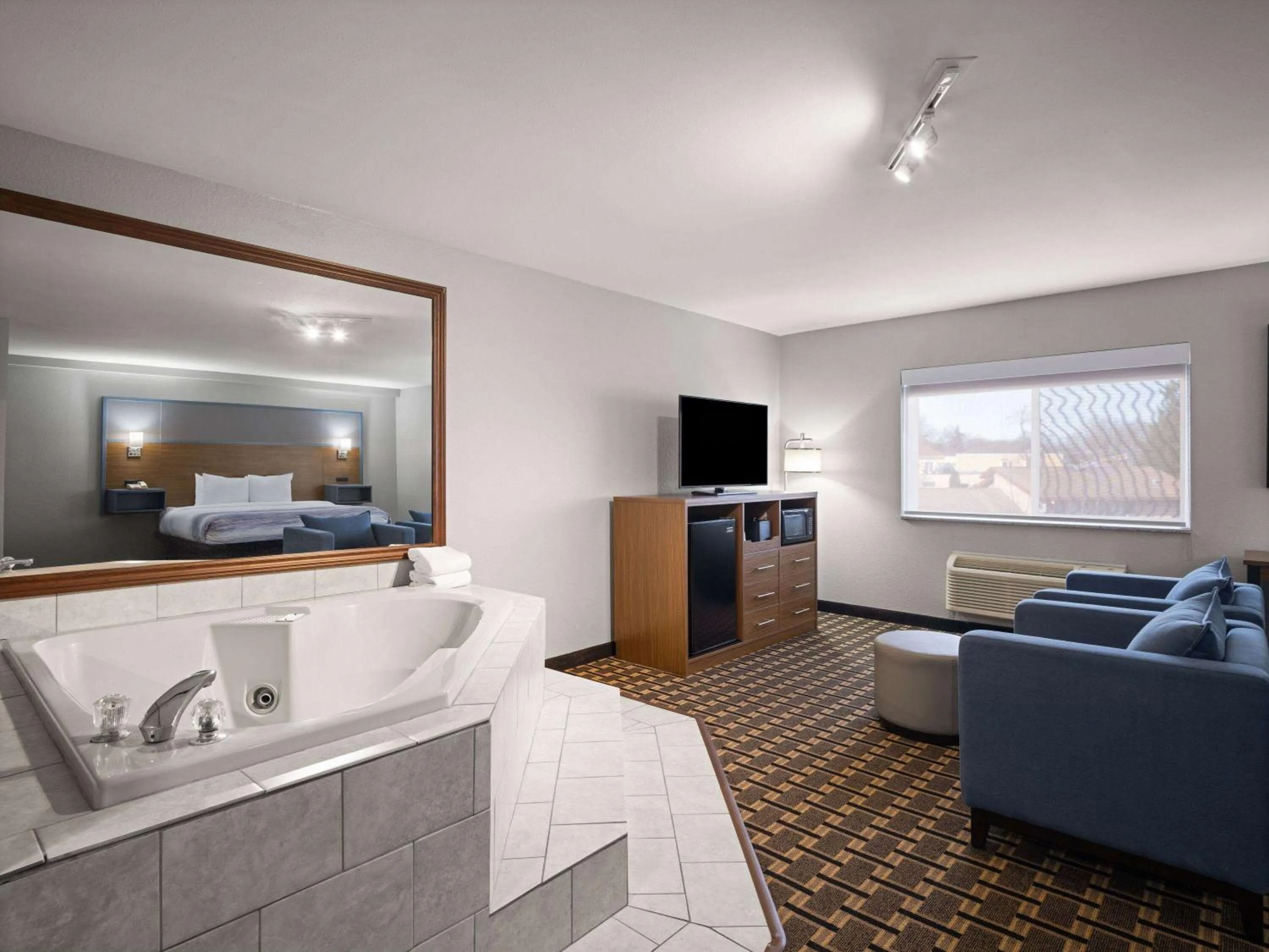 Bath, Bed in Best Western Woodstock Inn