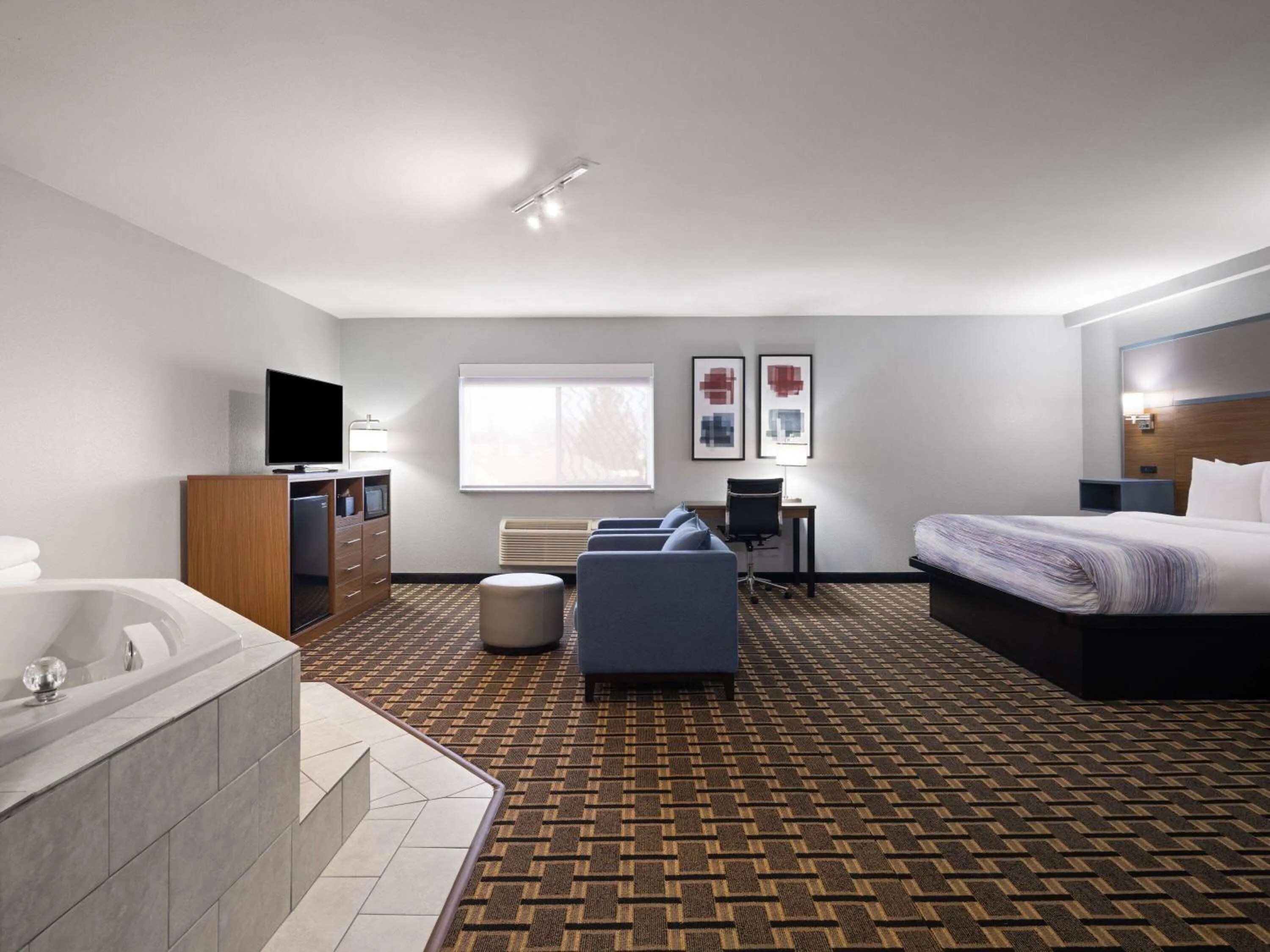 Bath, Bed in Best Western Woodstock Inn