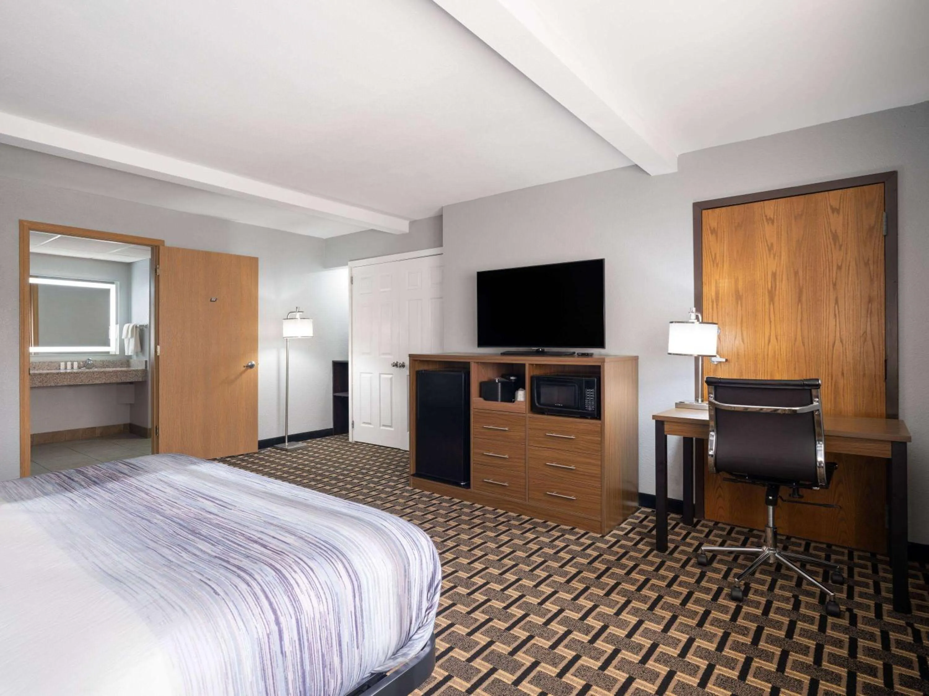 Photo of the whole room, Bed in Best Western Woodstock Inn