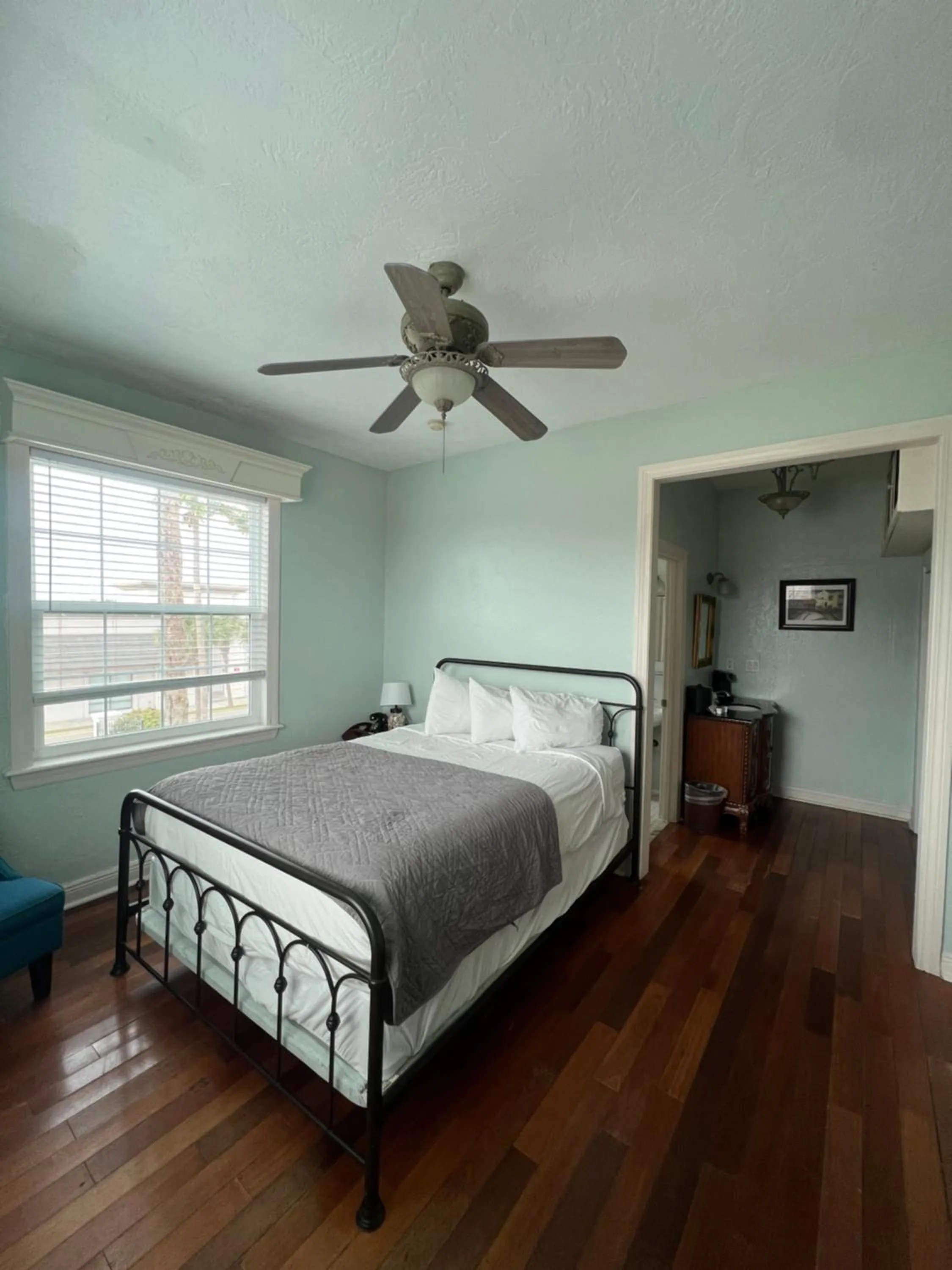 Bedroom, Bed in Casa Marina Hotel & Restaurant - Jacksonville Beach