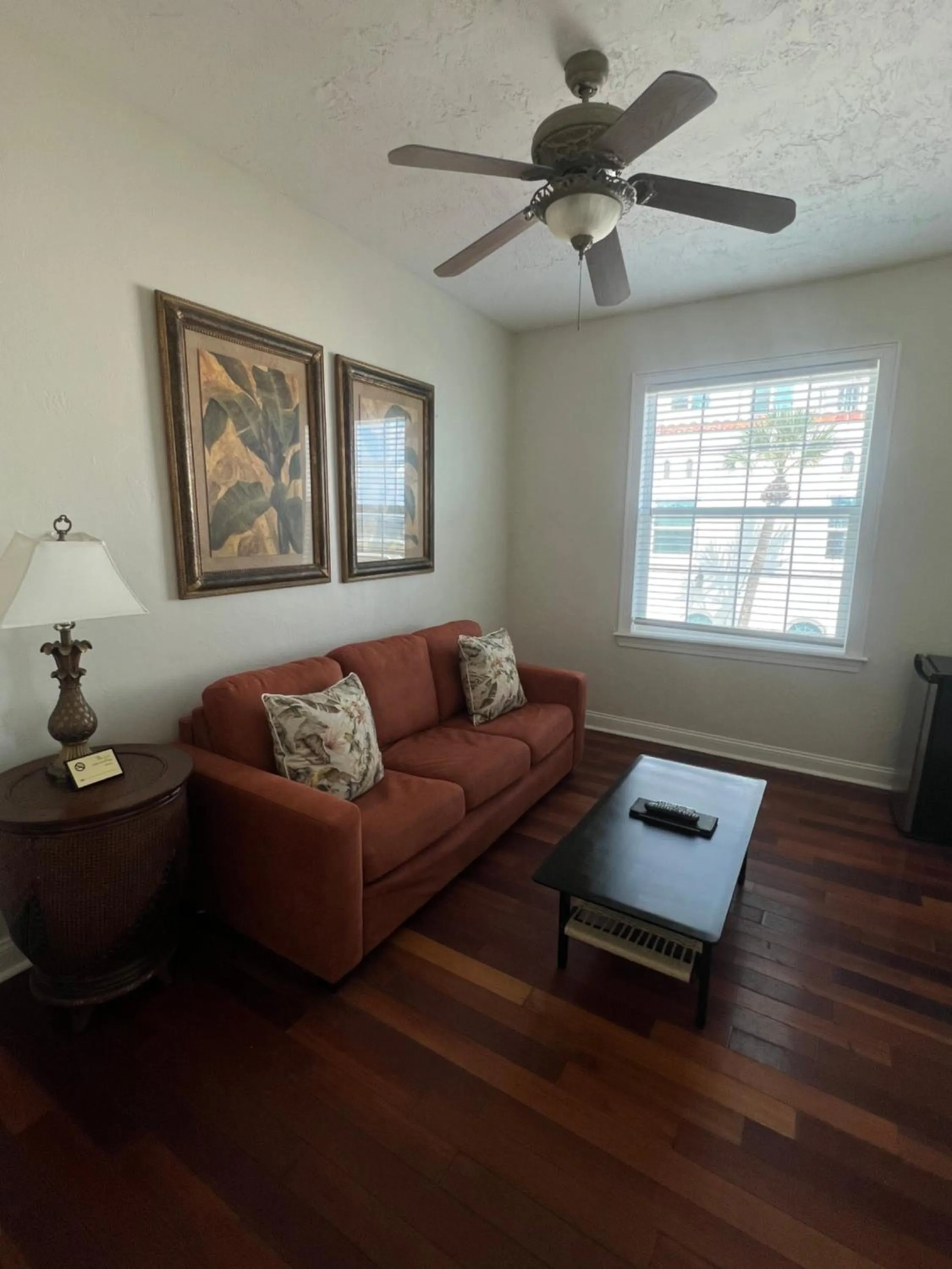 Living room in Casa Marina Hotel & Restaurant - Jacksonville Beach