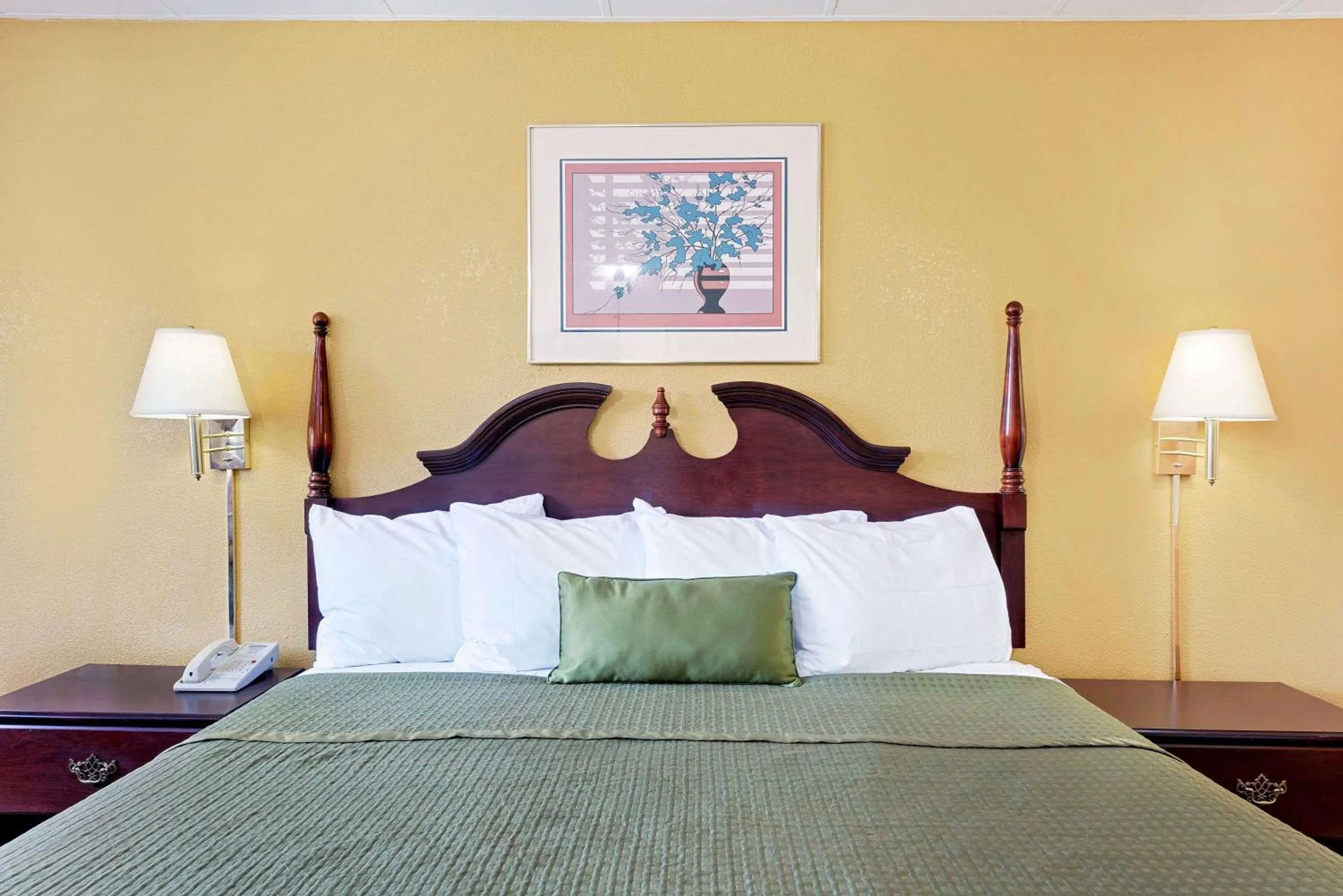 Photo of the whole room, Bed in Travelodge by Wyndham Chambersburg