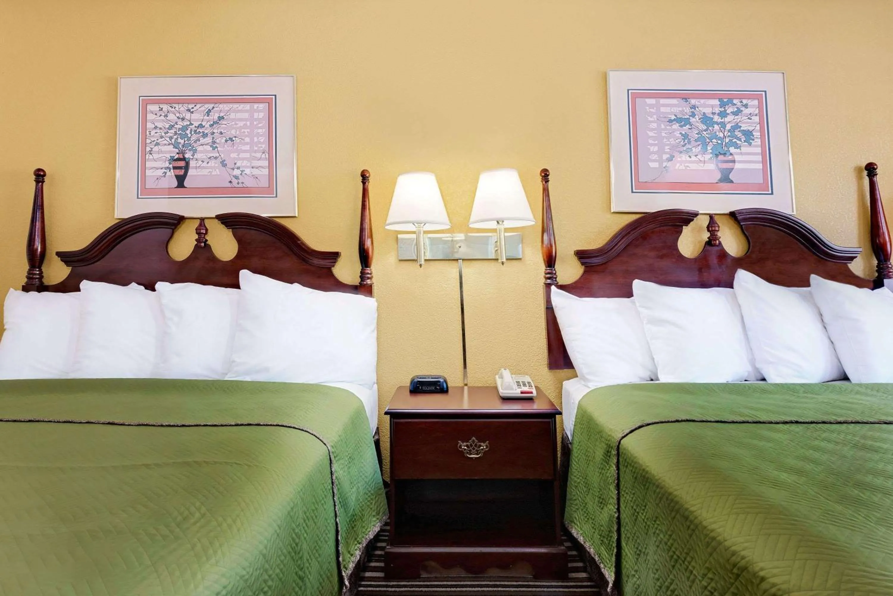 Photo of the whole room, Bed in Travelodge by Wyndham Chambersburg