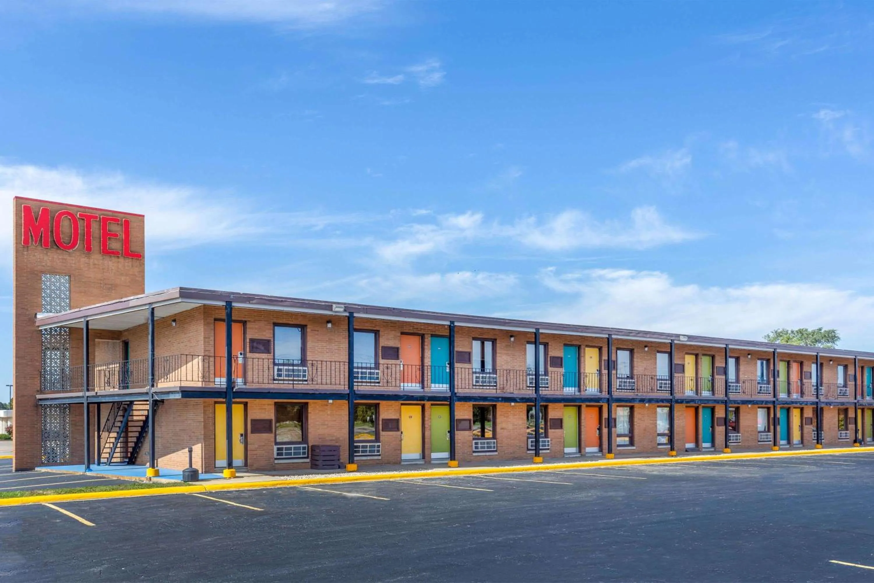 Property building in Starved Rock Motor Inn