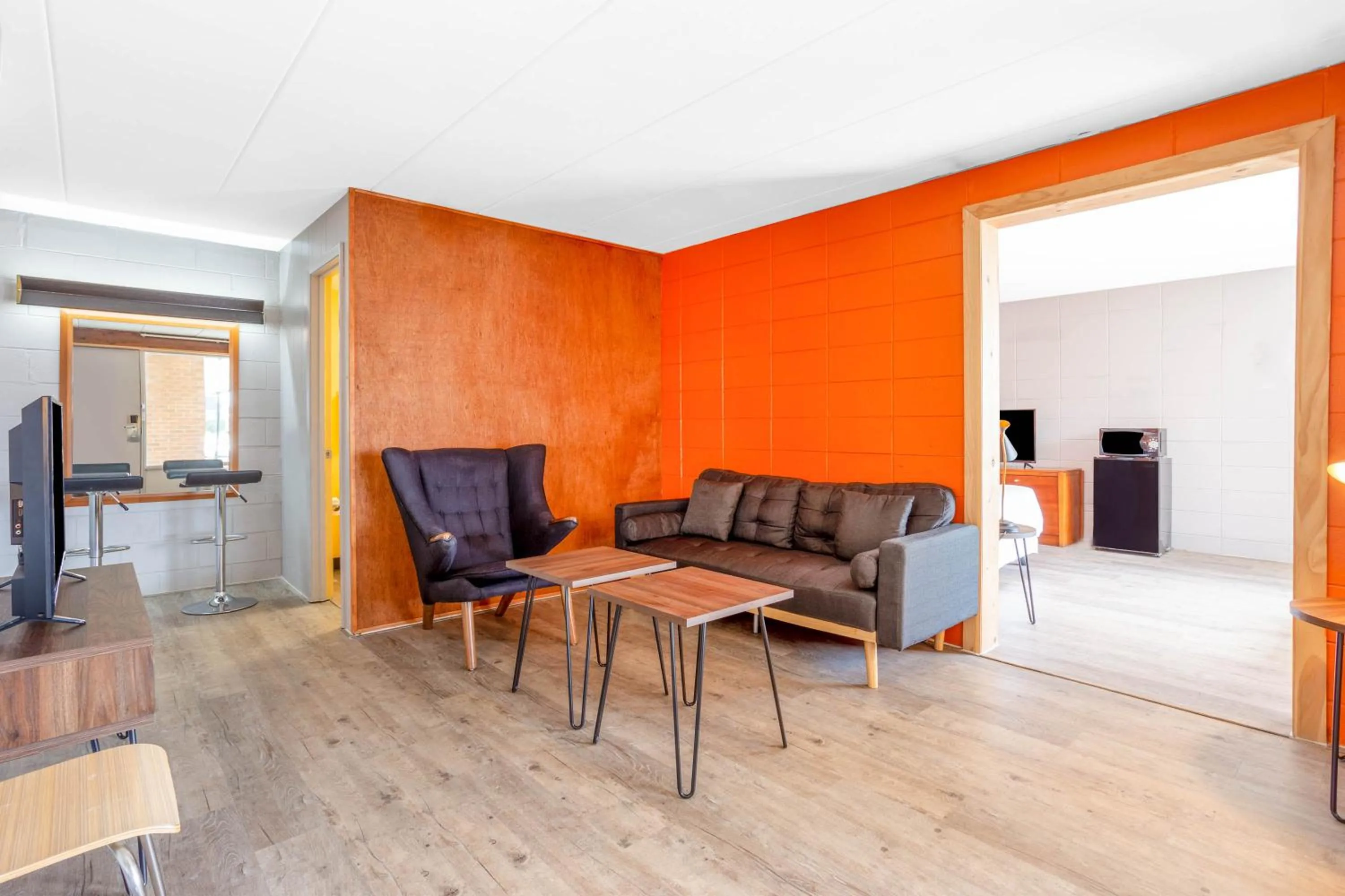Living room in Starved Rock Motor Inn
