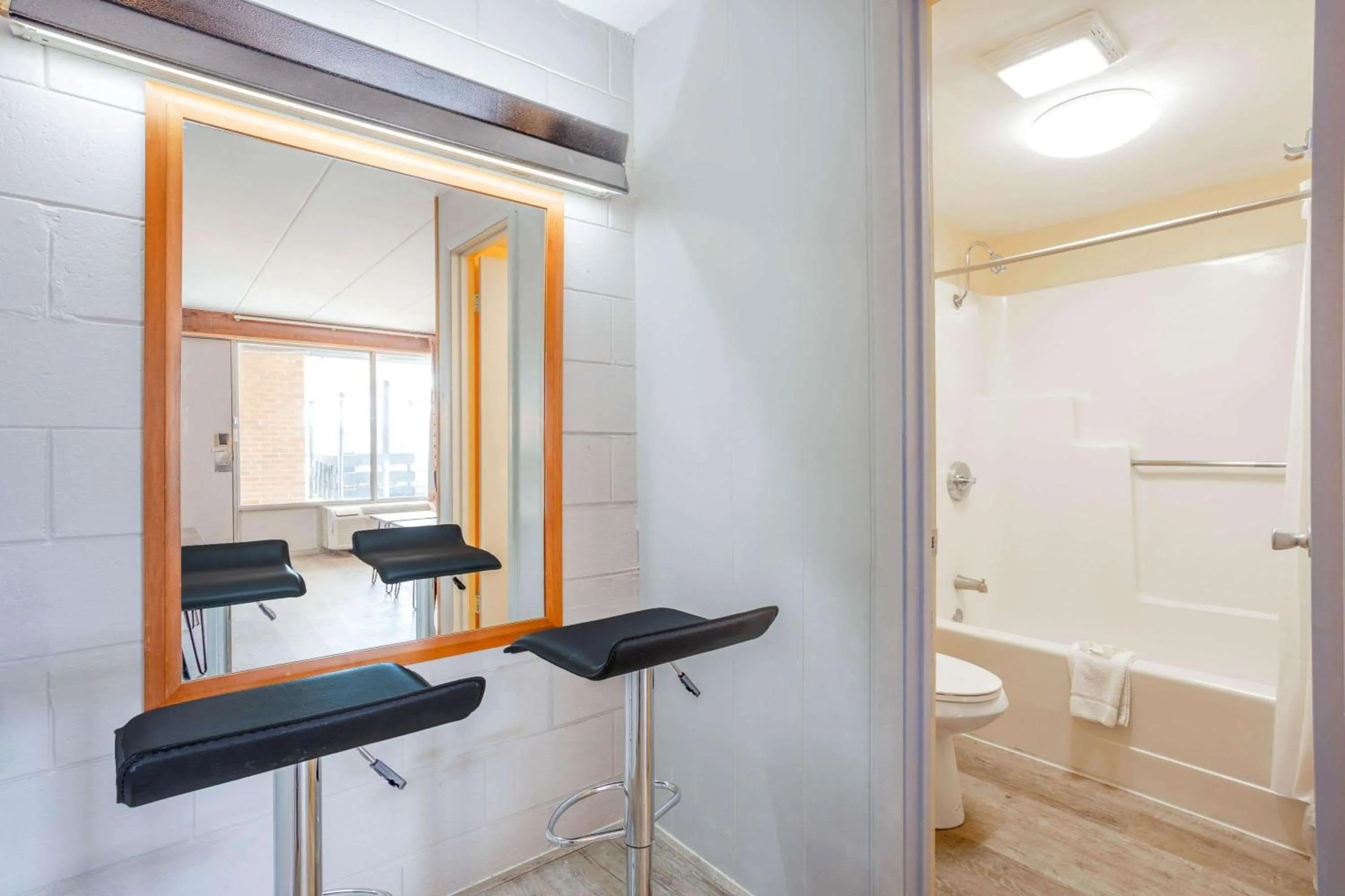 Bathroom in Starved Rock Motor Inn