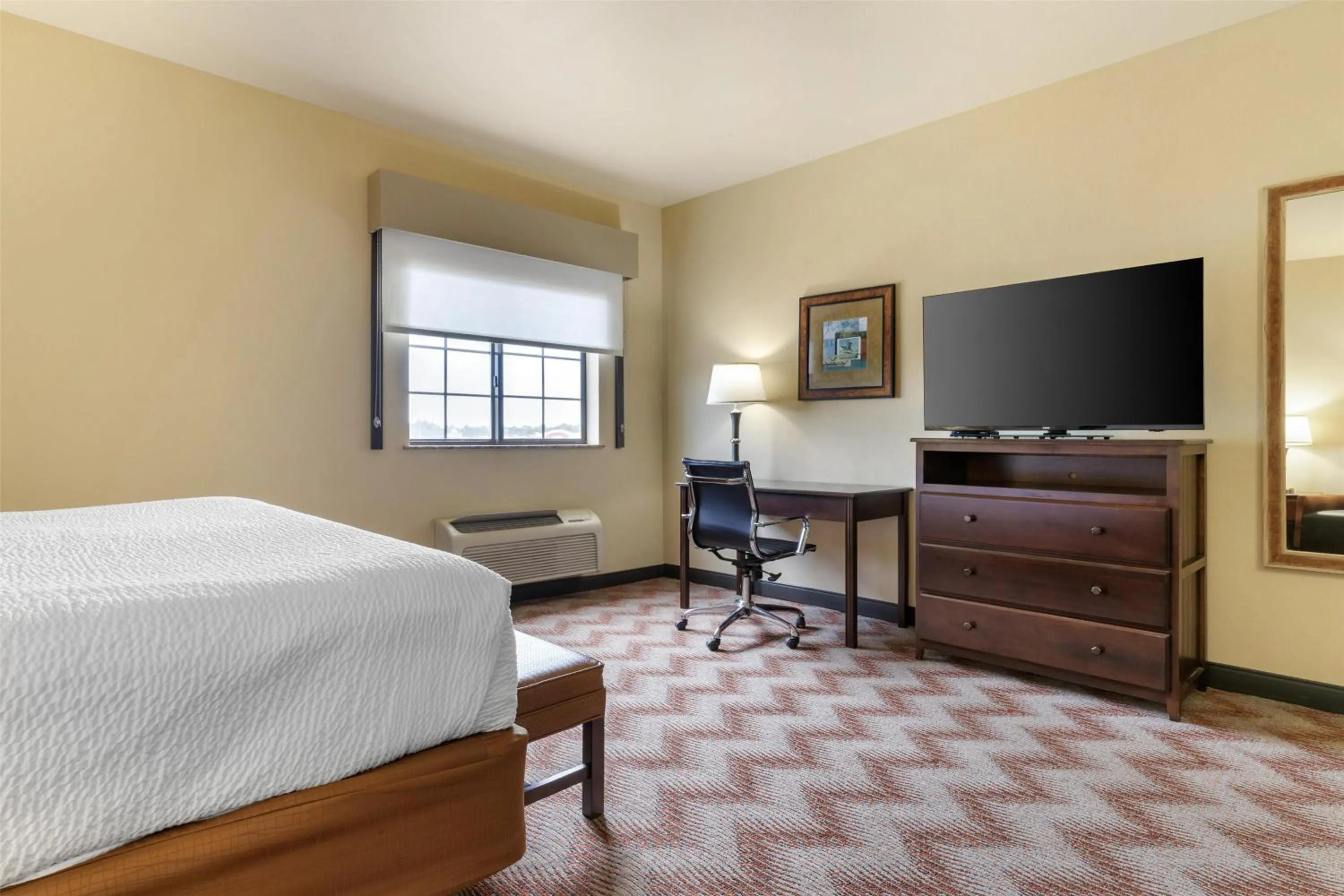 Bedroom, Bed in Best Western PLUS Cimarron Hotel & Suites