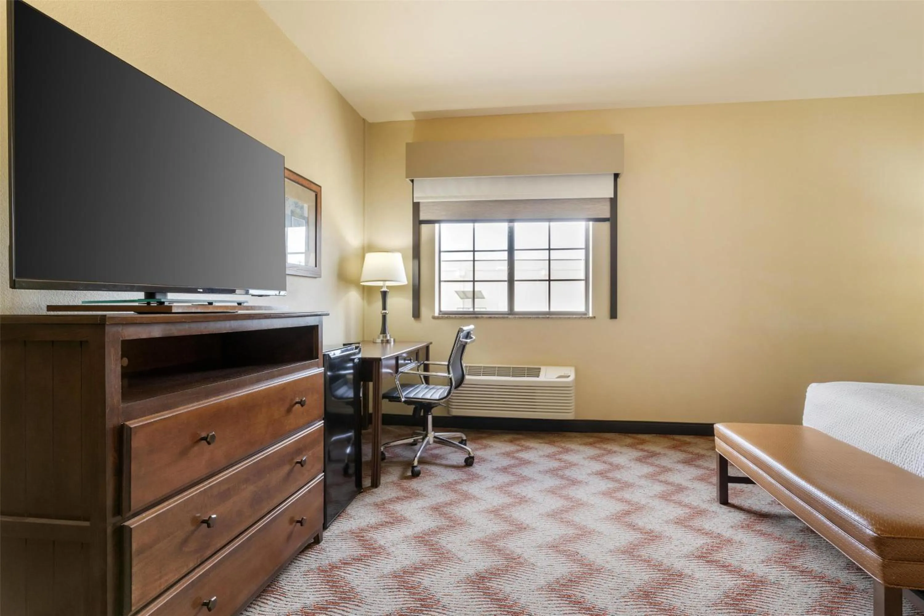 Bedroom, Bed in Best Western PLUS Cimarron Hotel & Suites