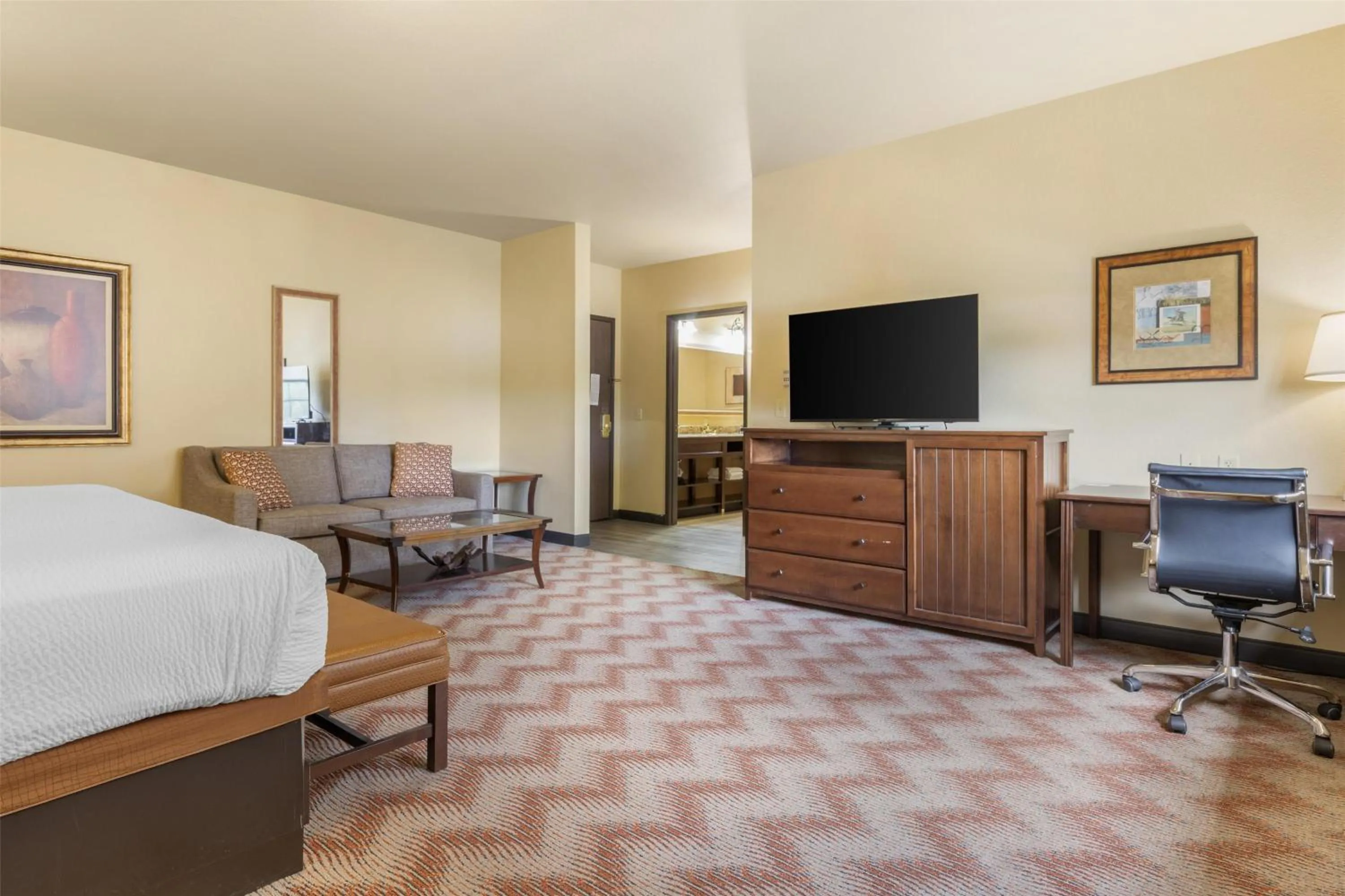 Bedroom, Bed in Best Western PLUS Cimarron Hotel & Suites