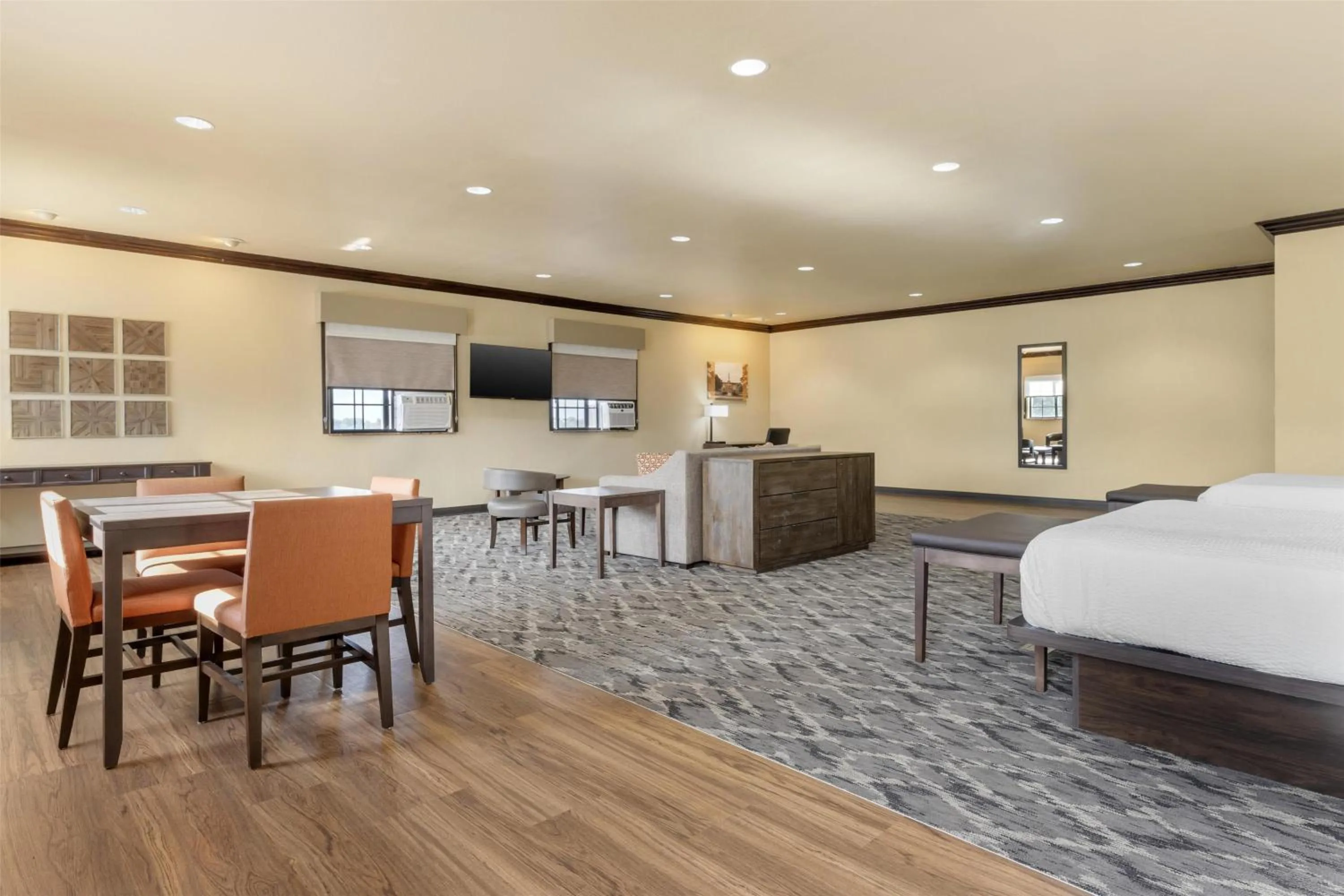 Bedroom, Bed in Best Western PLUS Cimarron Hotel & Suites