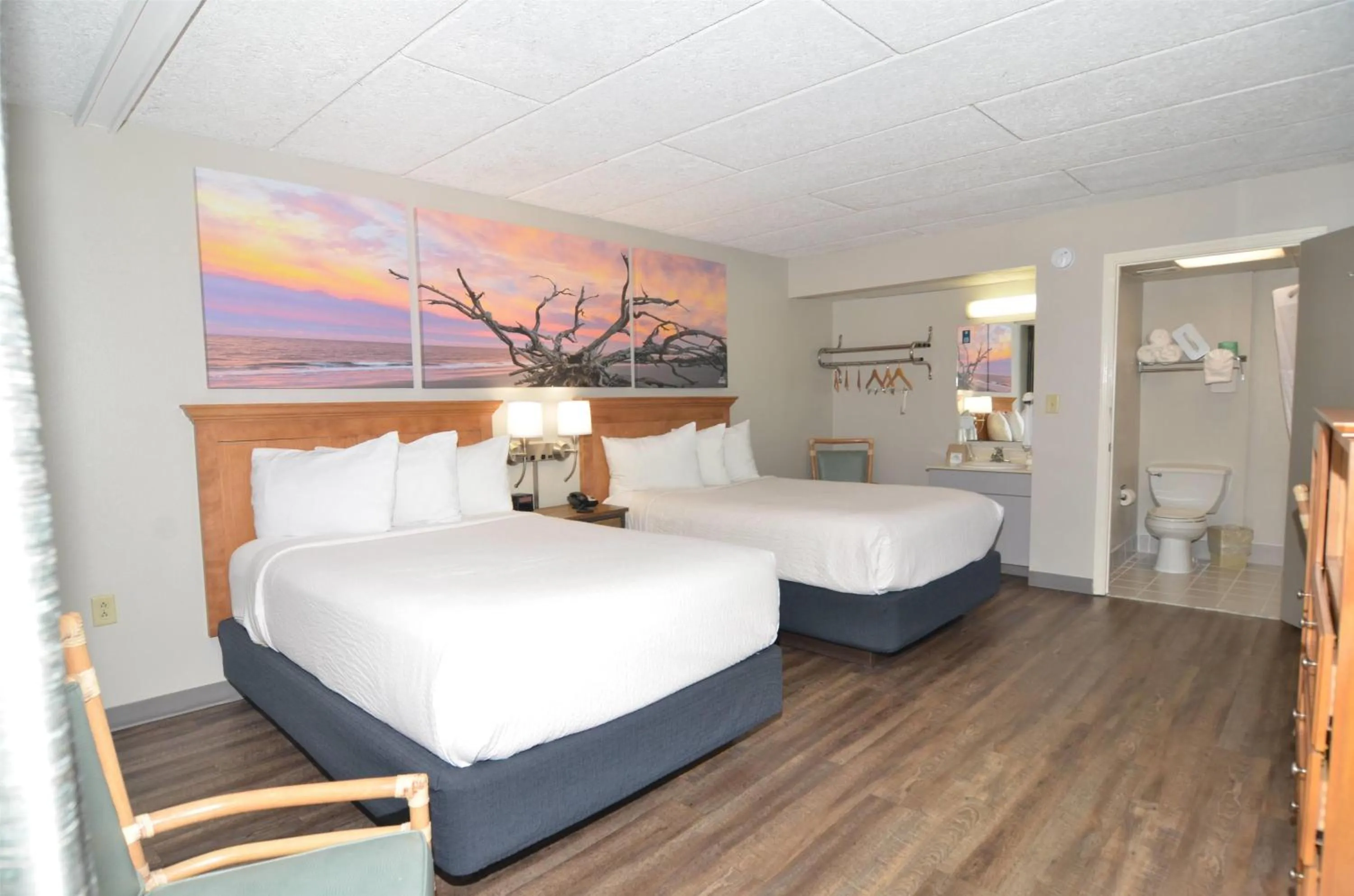 Photo of the whole room, Bed in Days Inn & Suites by Wyndham Jekyll Island