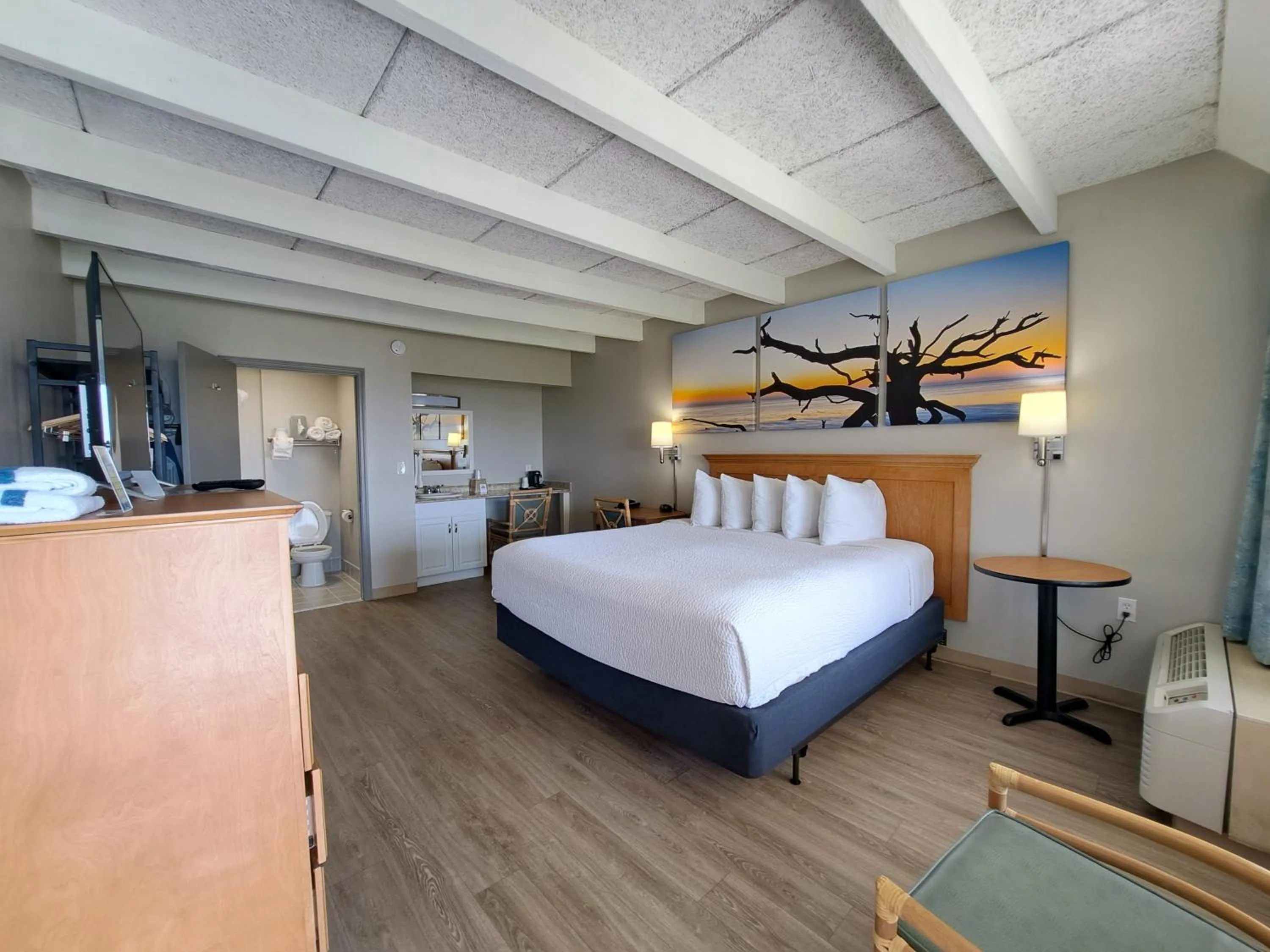 Photo of the whole room, Bed in Days Inn & Suites by Wyndham Jekyll Island