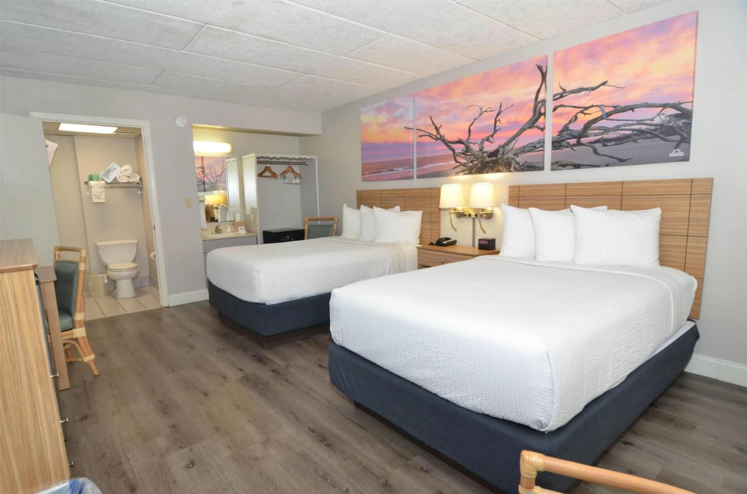 Photo of the whole room, Bed in Days Inn & Suites by Wyndham Jekyll Island
