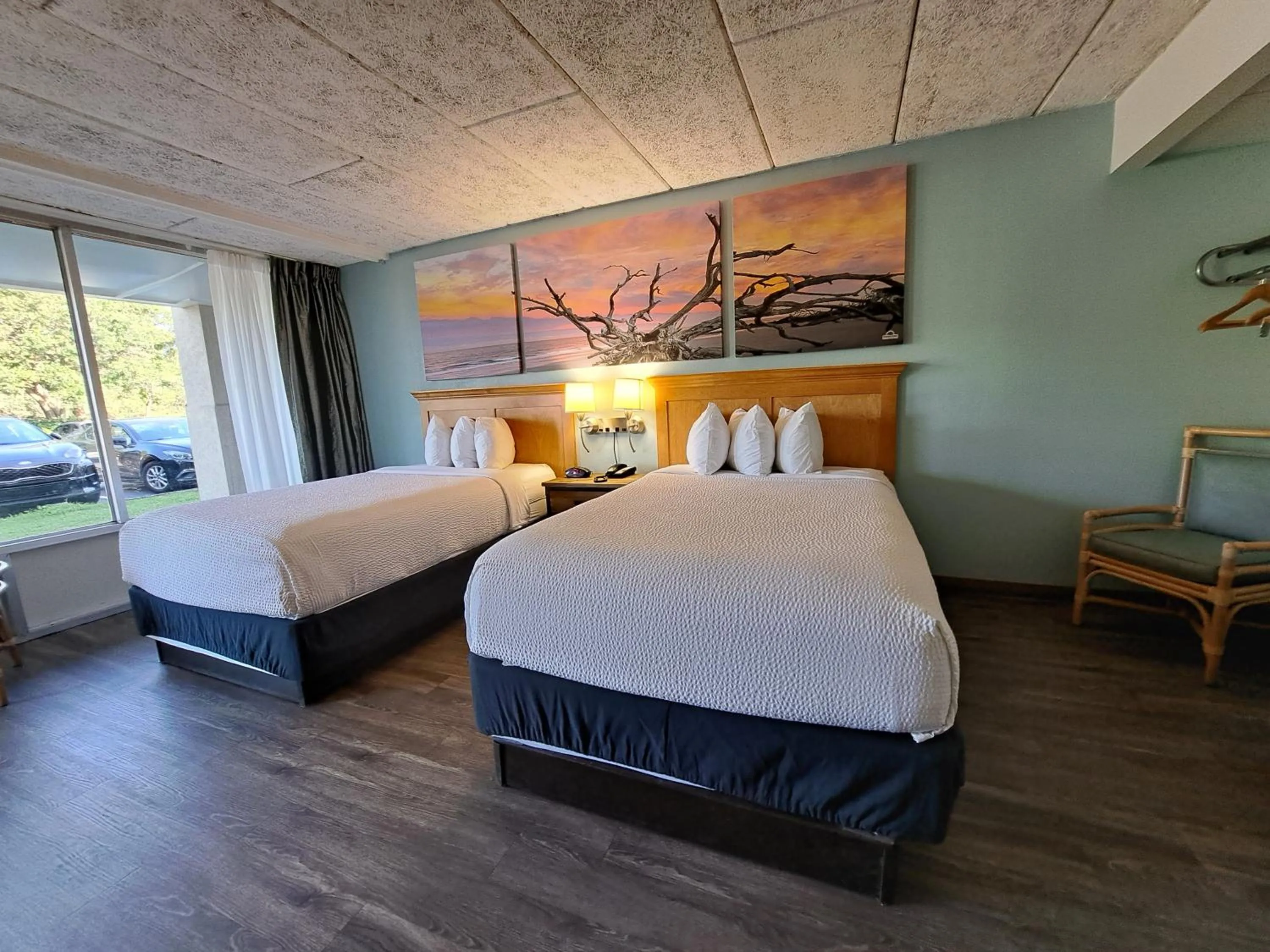 Photo of the whole room, Bed in Days Inn & Suites by Wyndham Jekyll Island