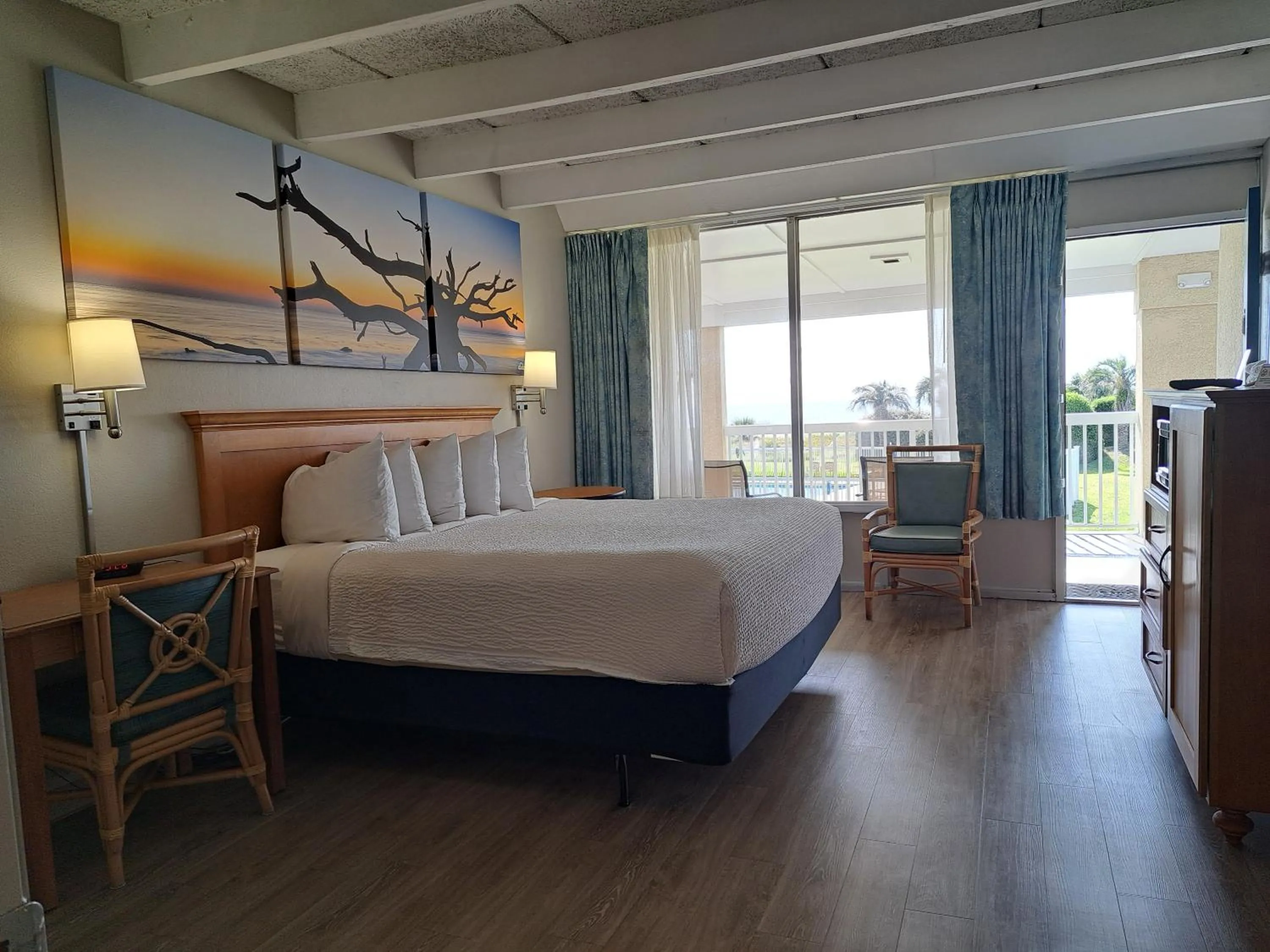 Bed in Days Inn & Suites by Wyndham Jekyll Island