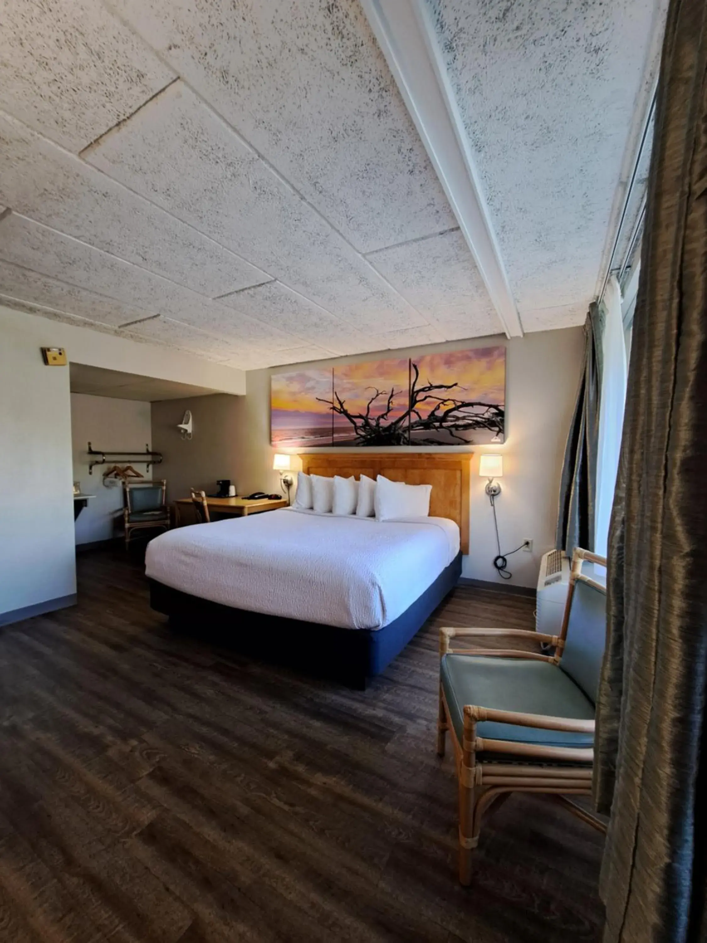 KING ROOM - DISABILITY ACCESS in Days Inn & Suites by Wyndham Jekyll Island KING ROOM - DISABILITY ACCESS in Days Inn & Suites by Wyndham Jekyll Island