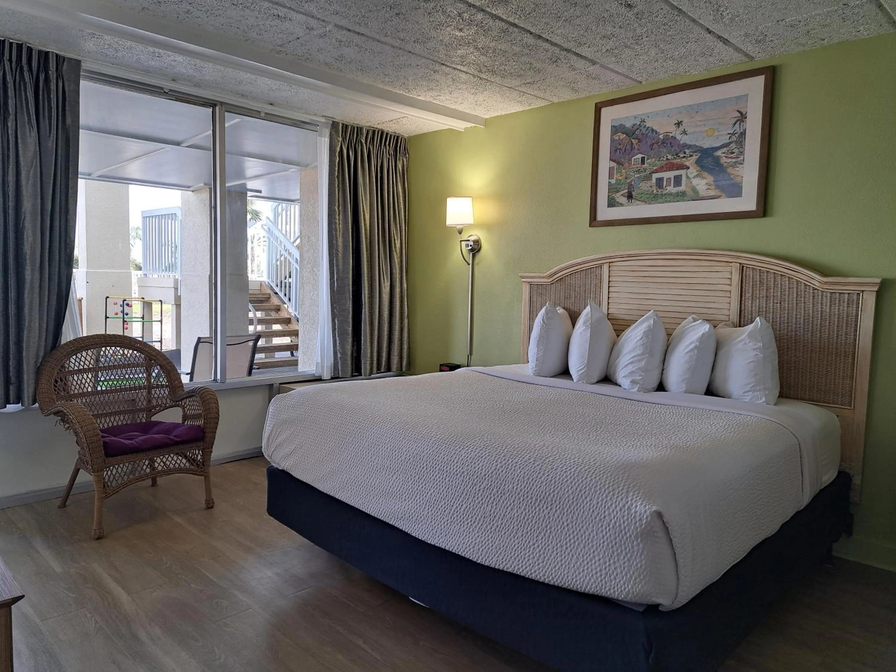 Photo of the whole room, Bed in Days Inn & Suites by Wyndham Jekyll Island