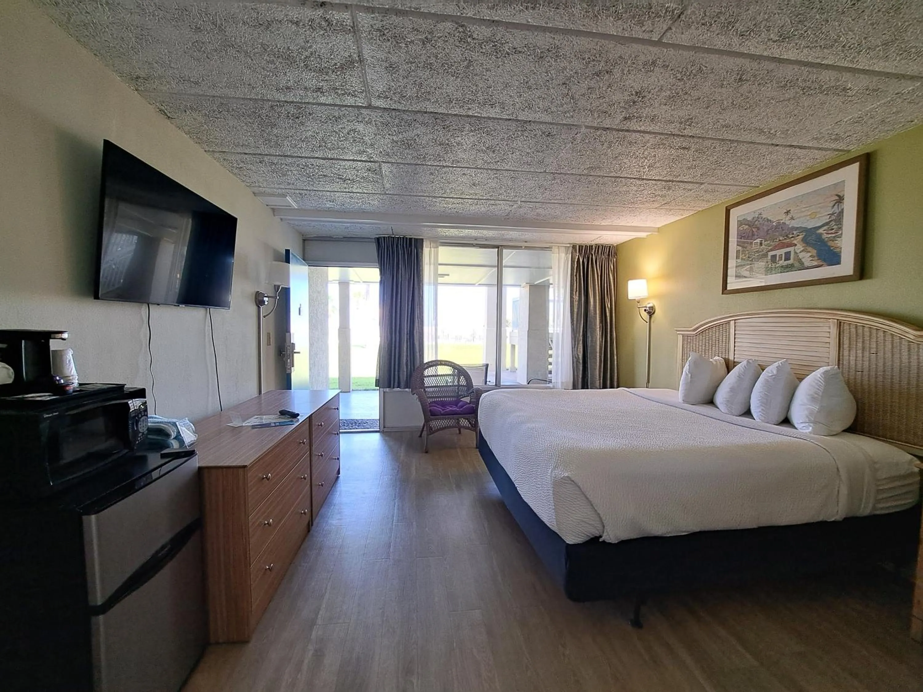 Photo of the whole room, Bed in Days Inn & Suites by Wyndham Jekyll Island