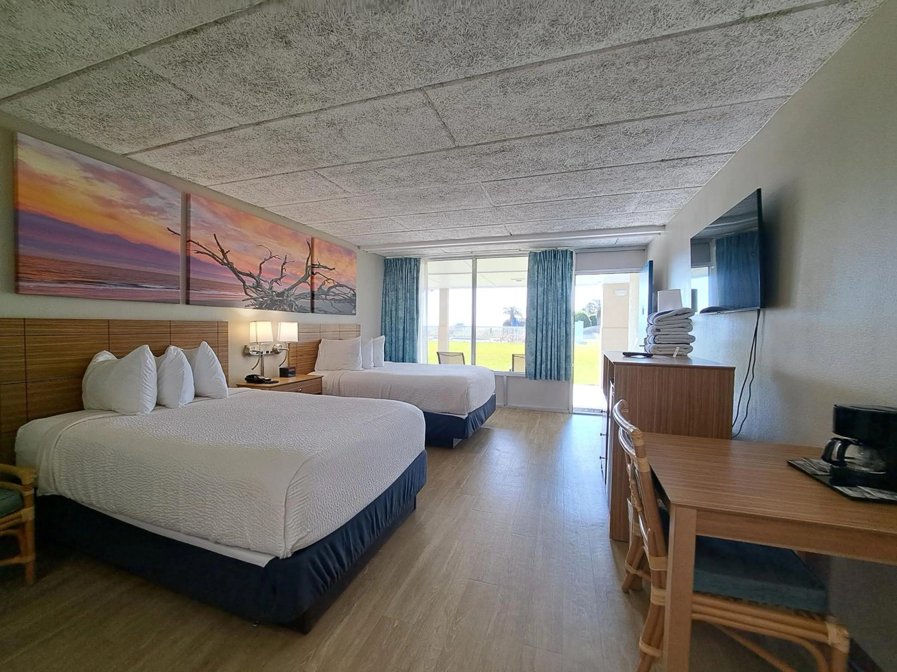 Photo of the whole room, Bed in Days Inn & Suites by Wyndham Jekyll Island