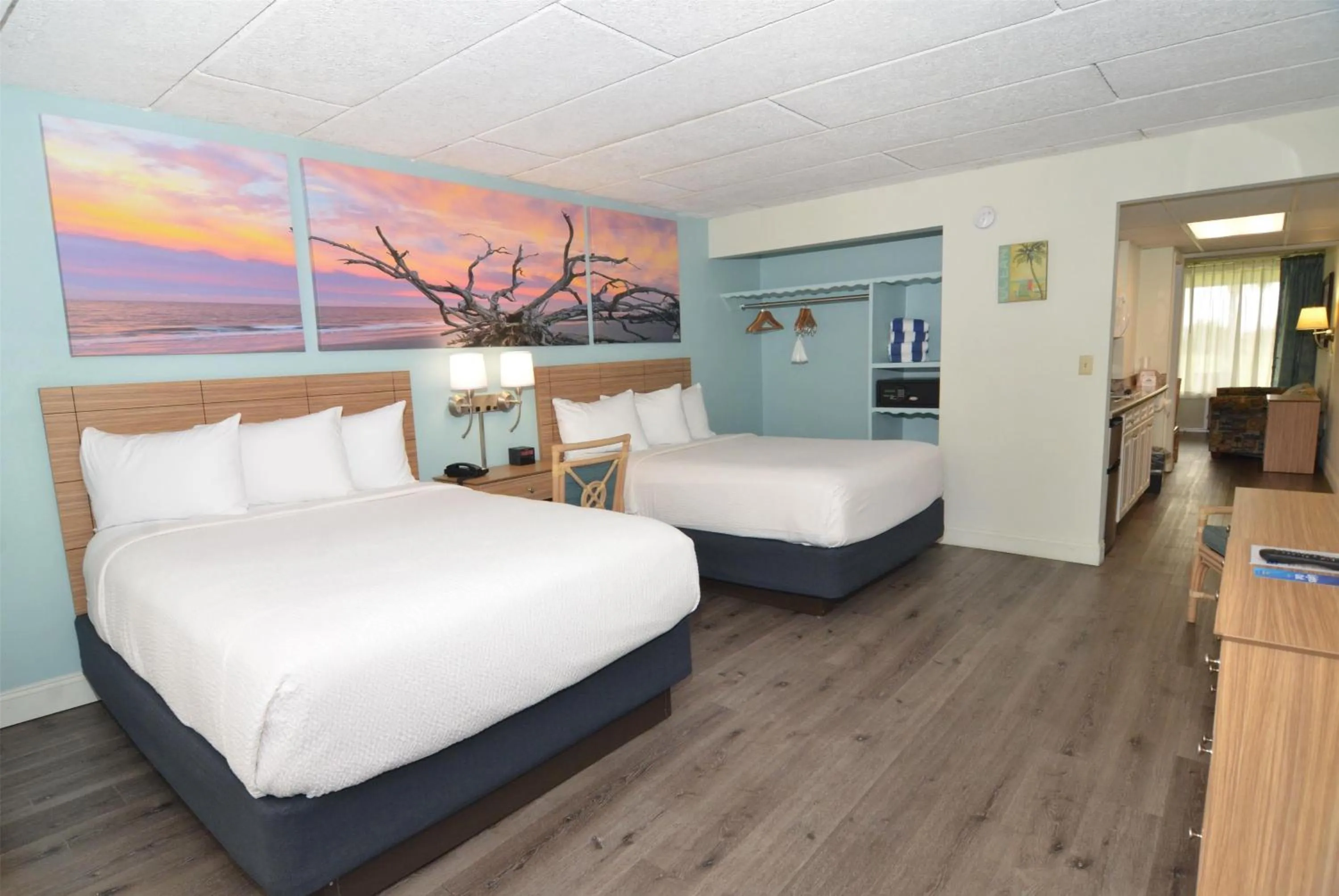 Photo of the whole room, Bed in Days Inn & Suites by Wyndham Jekyll Island