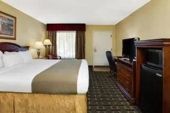 Bedroom, Bed in Baymont by Wyndham Lake City I-75