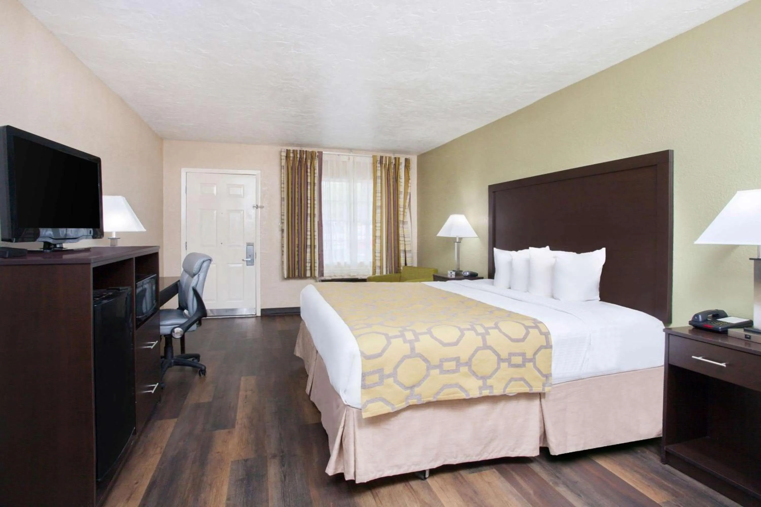 Photo of the whole room, Bed in Baymont by Wyndham Lake City I-75