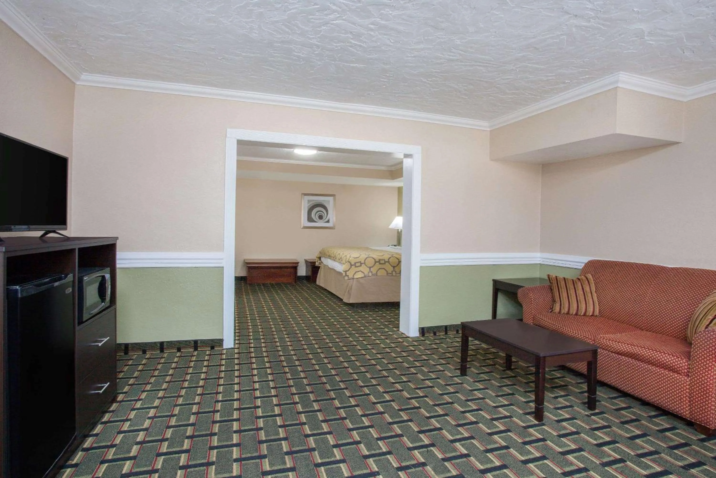 Photo of the whole room, Bed in Baymont by Wyndham Lake City I-75