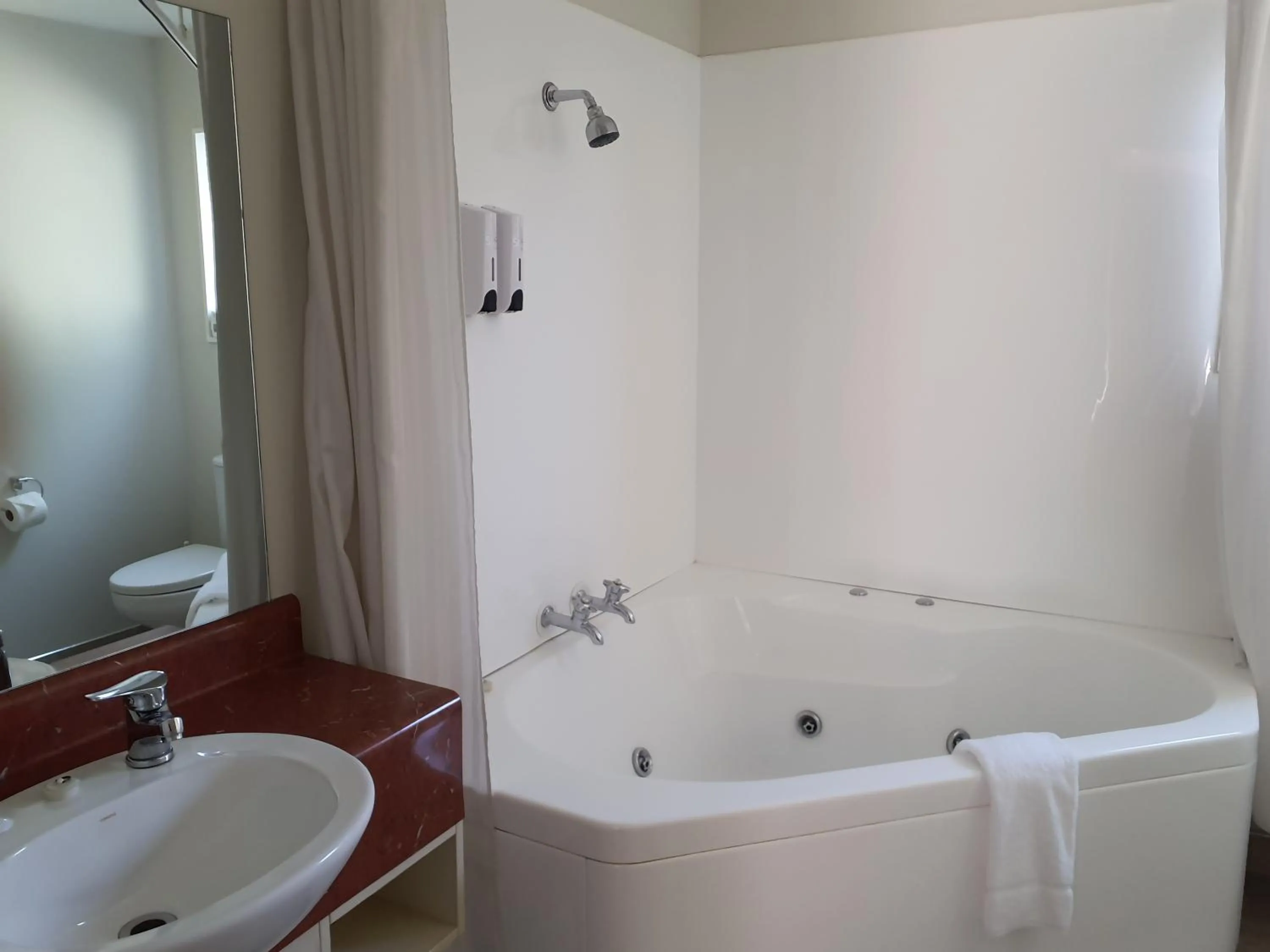 Bath in Tuscana Motor Lodge