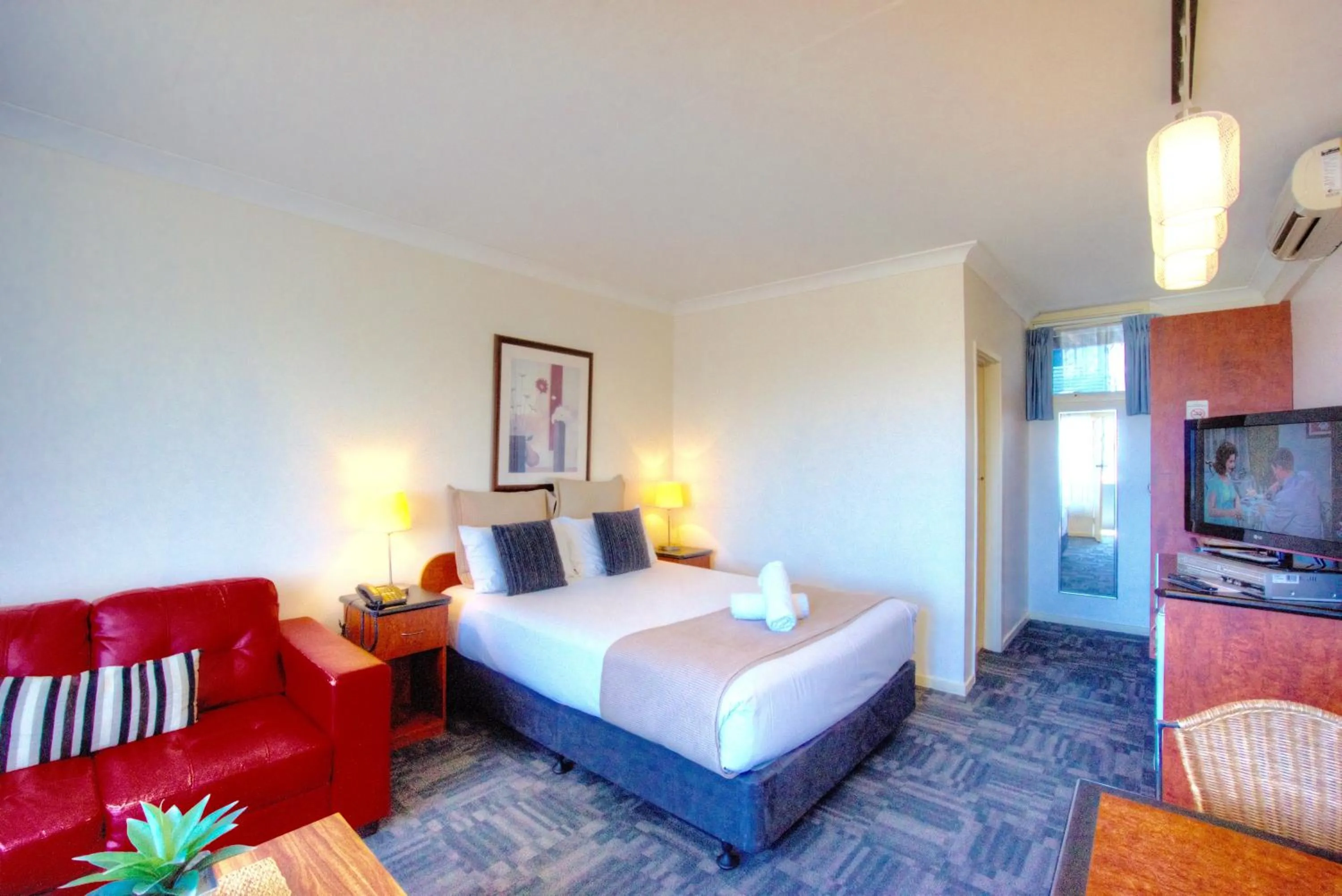 Photo of the whole room, Bed in The Sandridge Motel