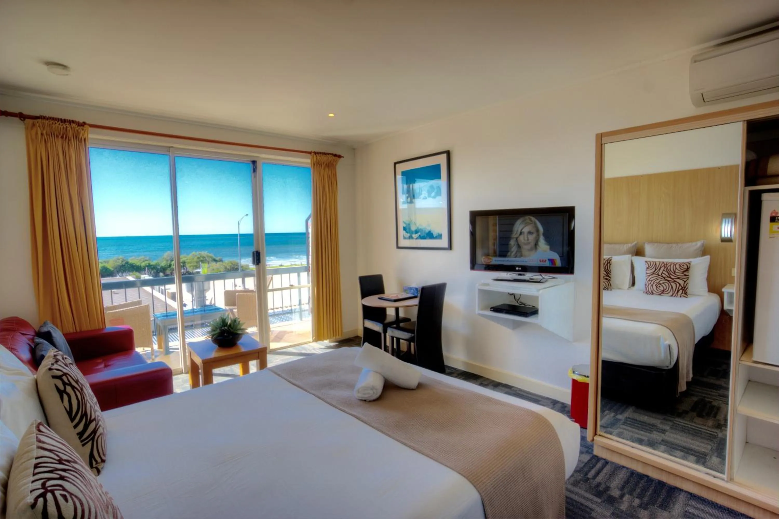 Balcony/Terrace, Bed in The Sandridge Motel