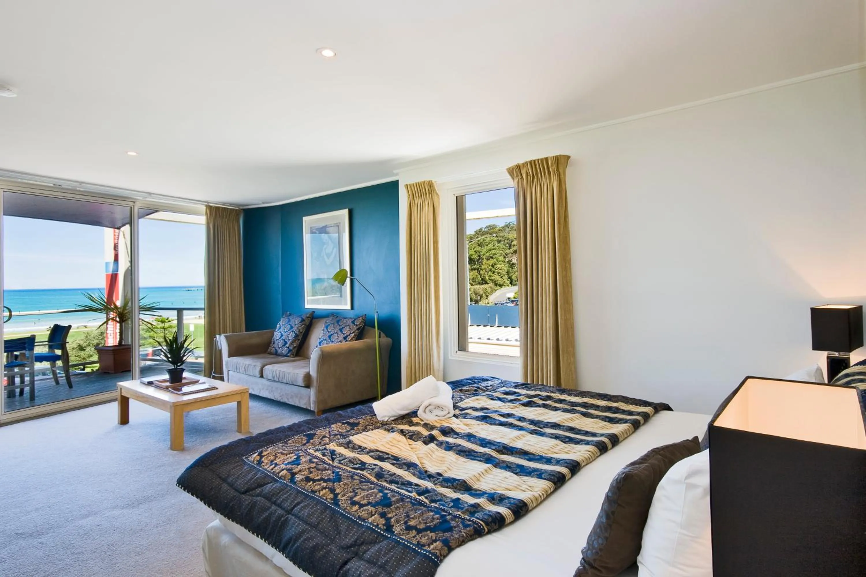 Seating area, Bed in The Sandridge Motel
