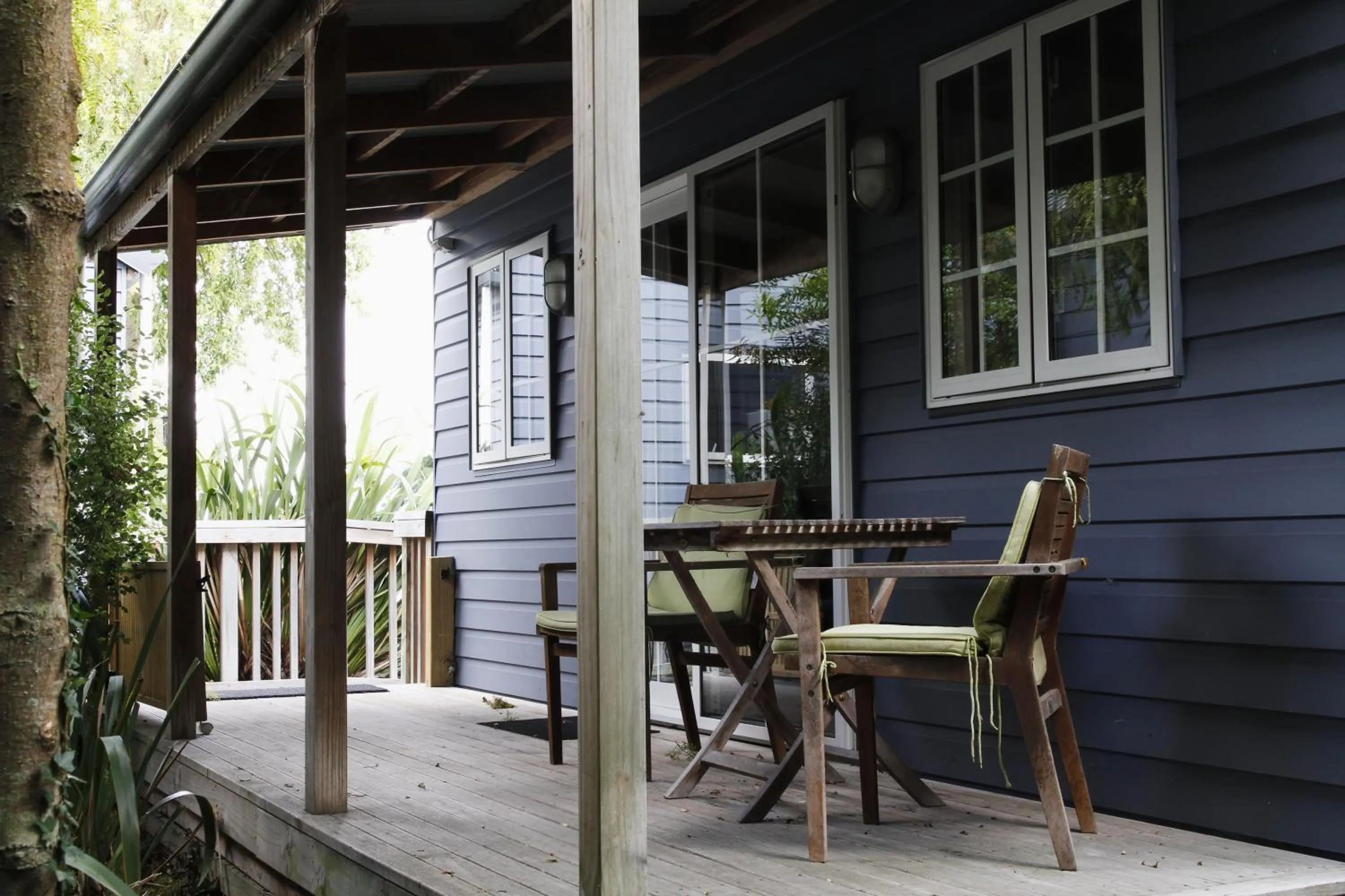 Patio in Cranford Cottages and Motel