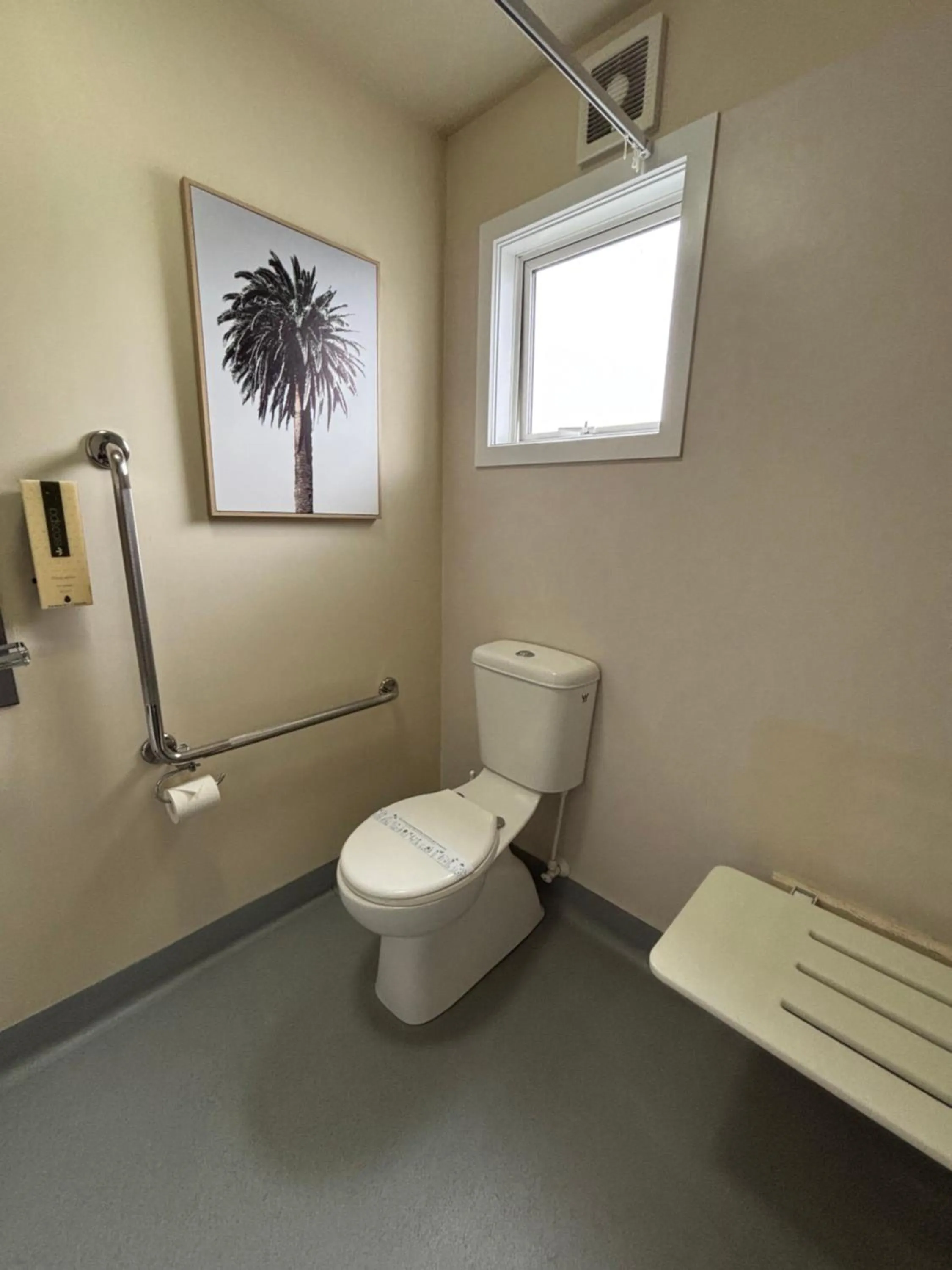 Shower in Cranford Cottages and Motel