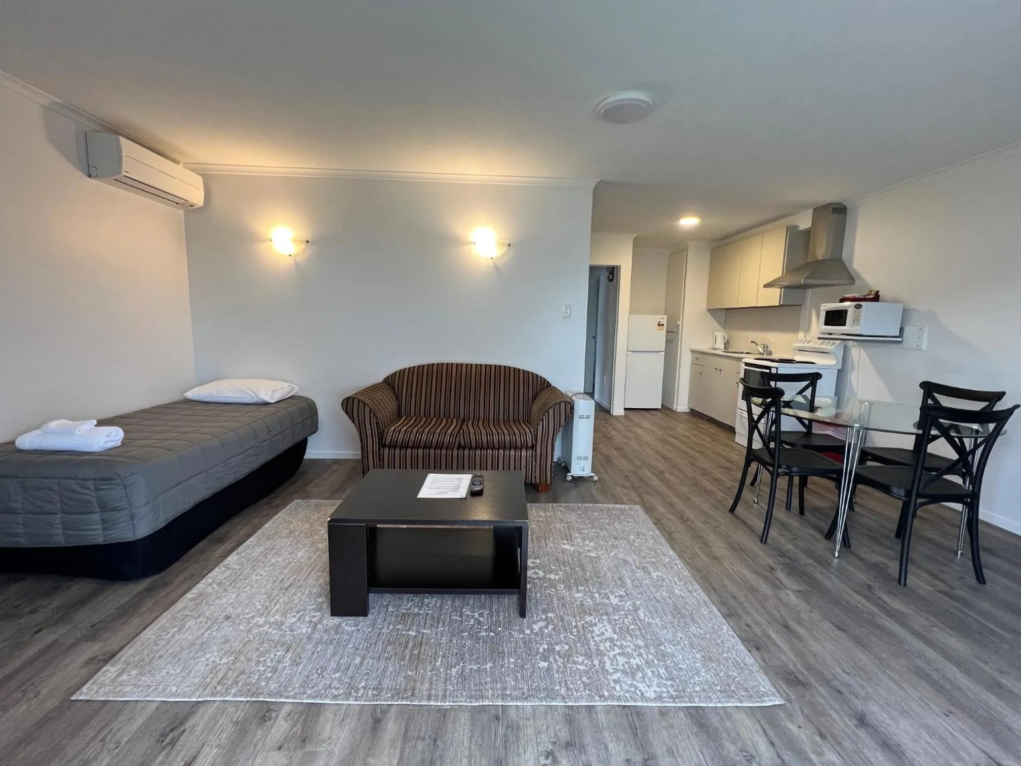 Living room, Bed in Garden City Motel