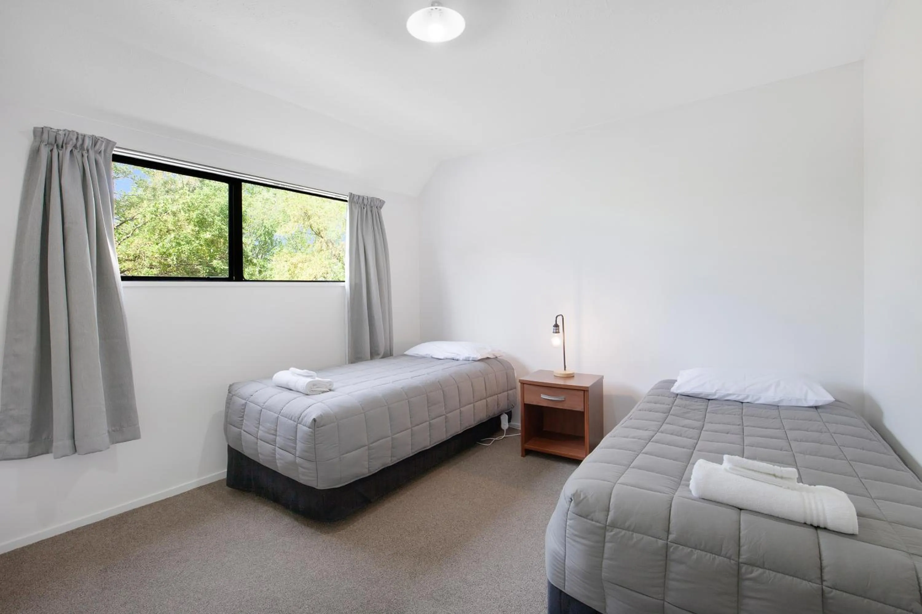 Bedroom, Bed in Garden City Motel