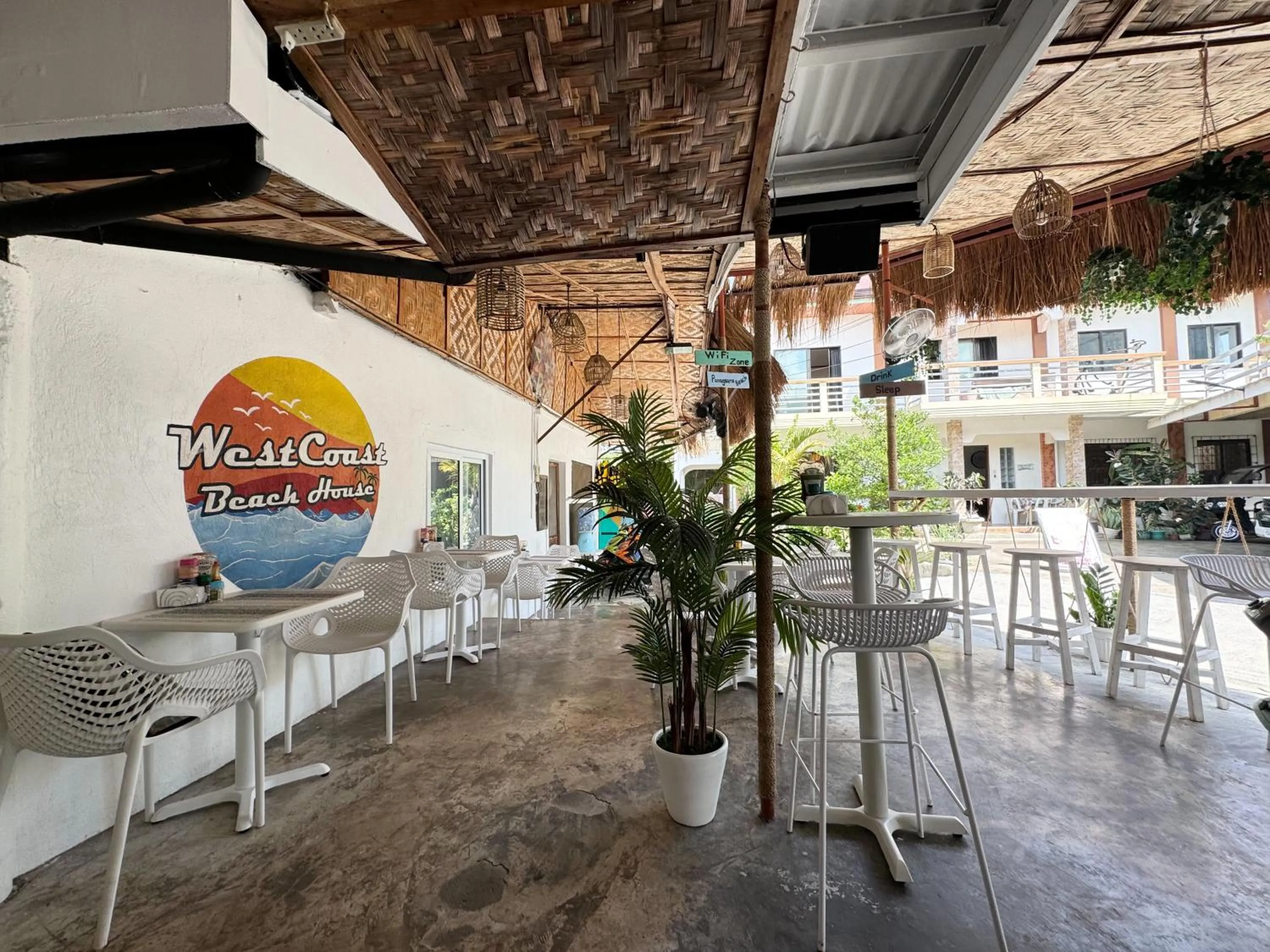 Lounge or bar in West Coast Beach House