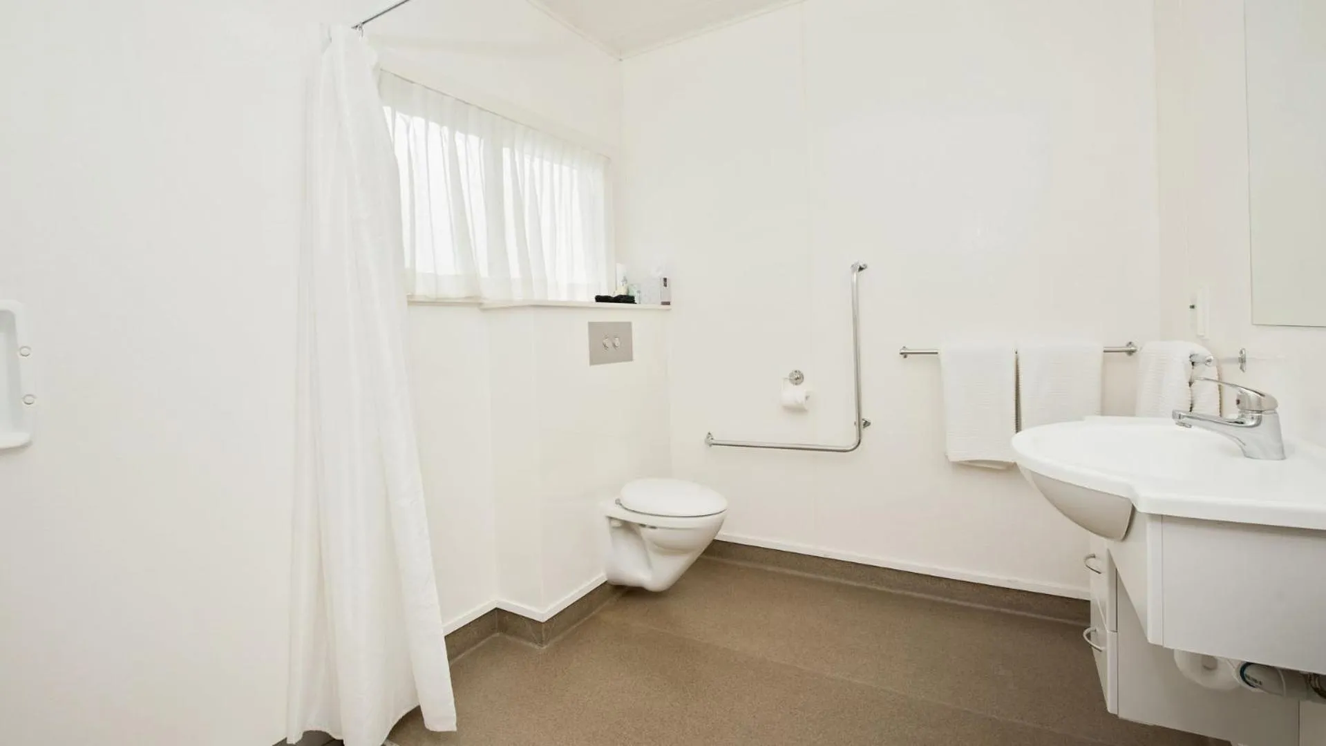 Bathroom in Hananui Lodge and Apartments