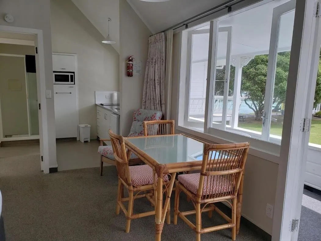 Dining area in Hananui Lodge and Apartments