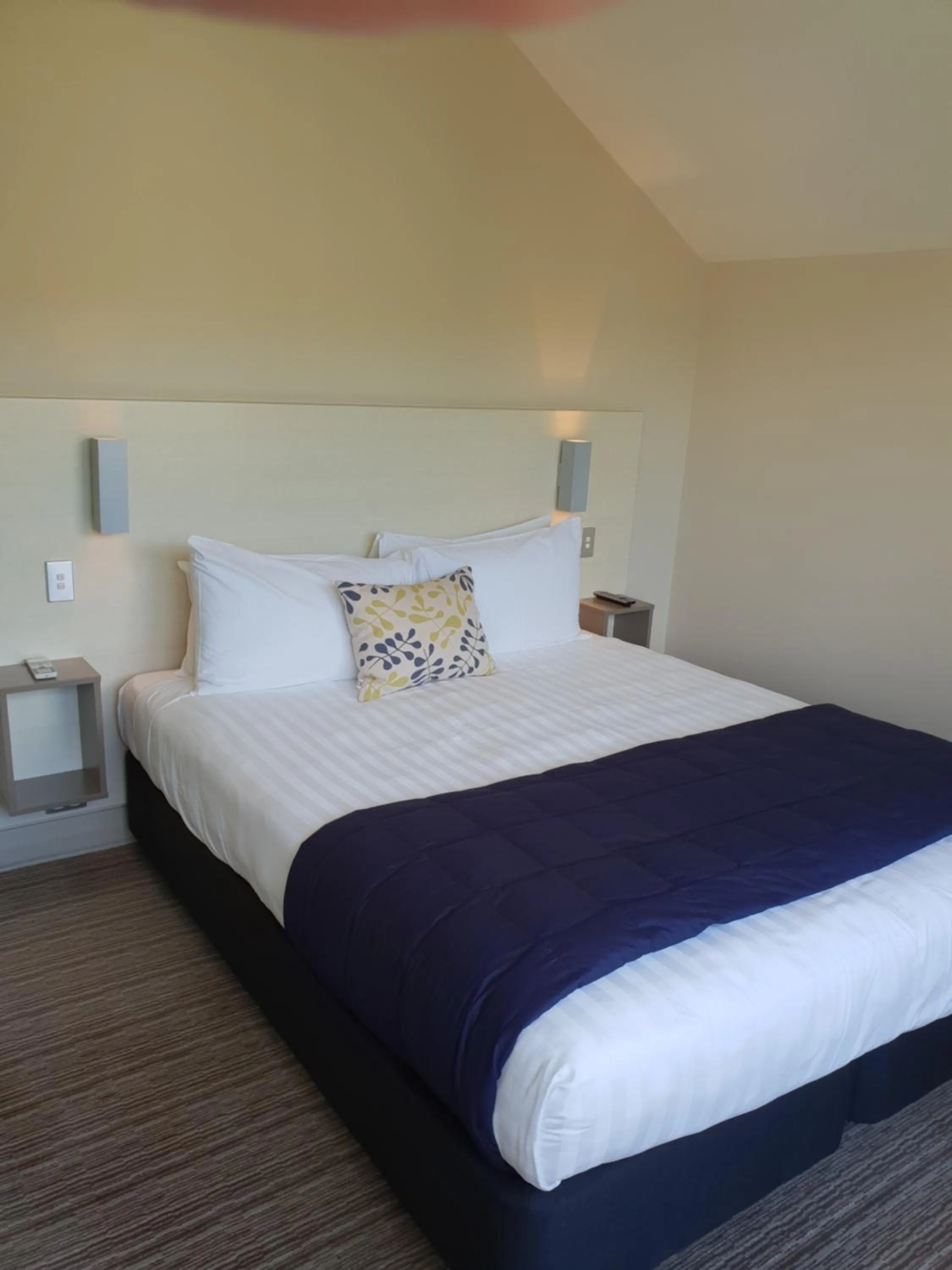 Bed in Hananui Lodge and Apartments