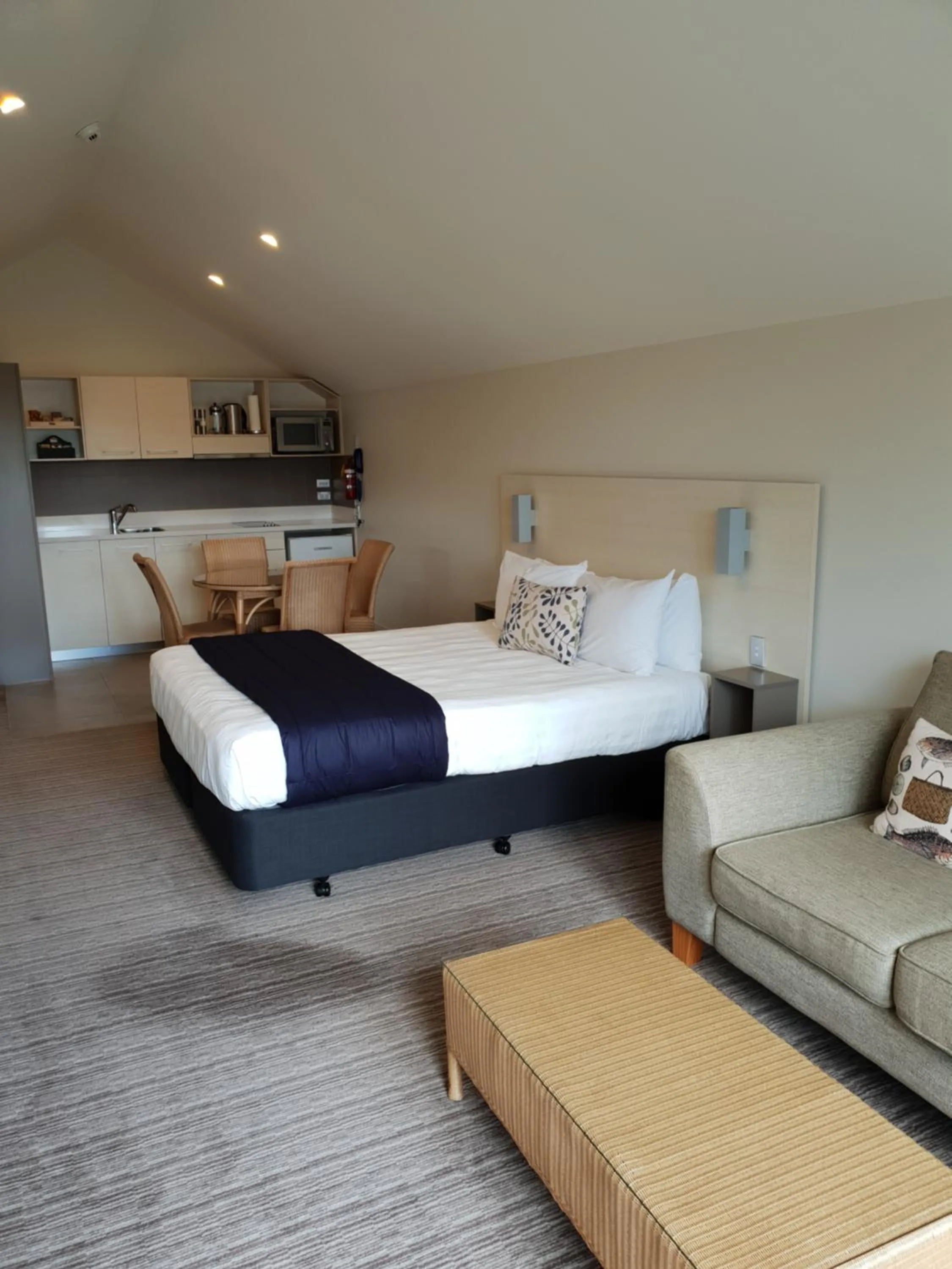 Kitchen or kitchenette, Bed in Hananui Lodge and Apartments