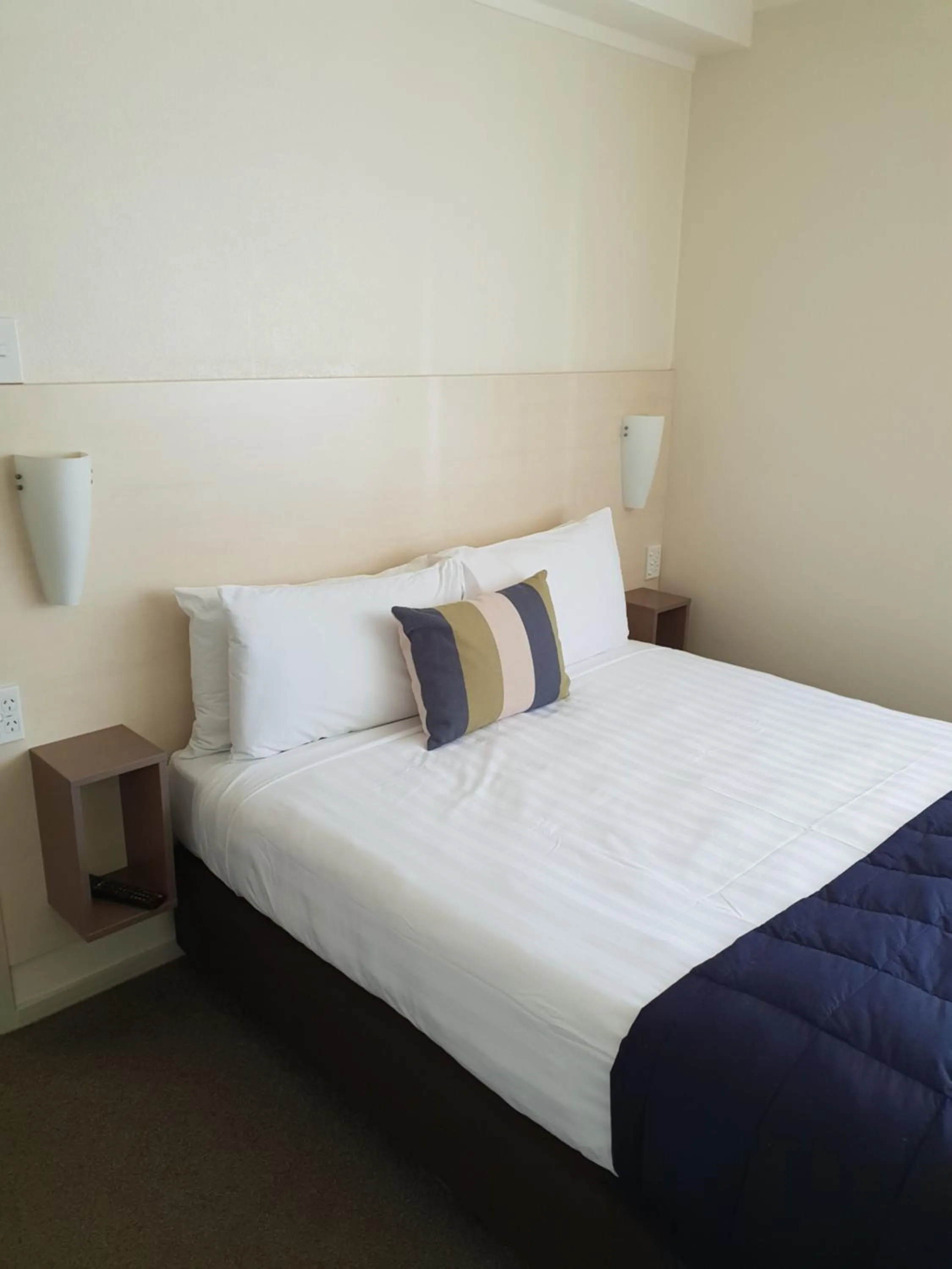 Bed in Hananui Lodge and Apartments