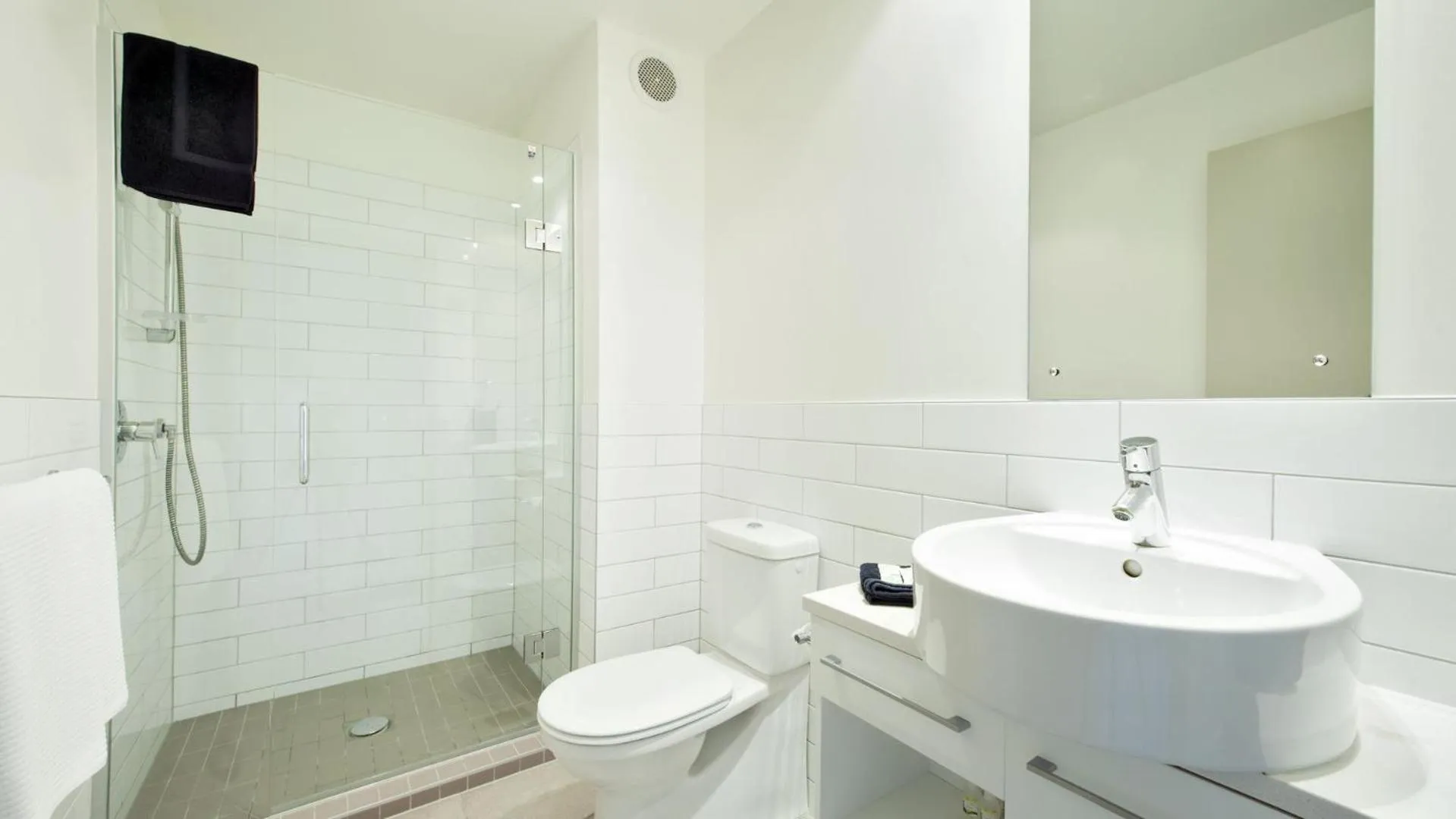 Bathroom in Hananui Lodge and Apartments