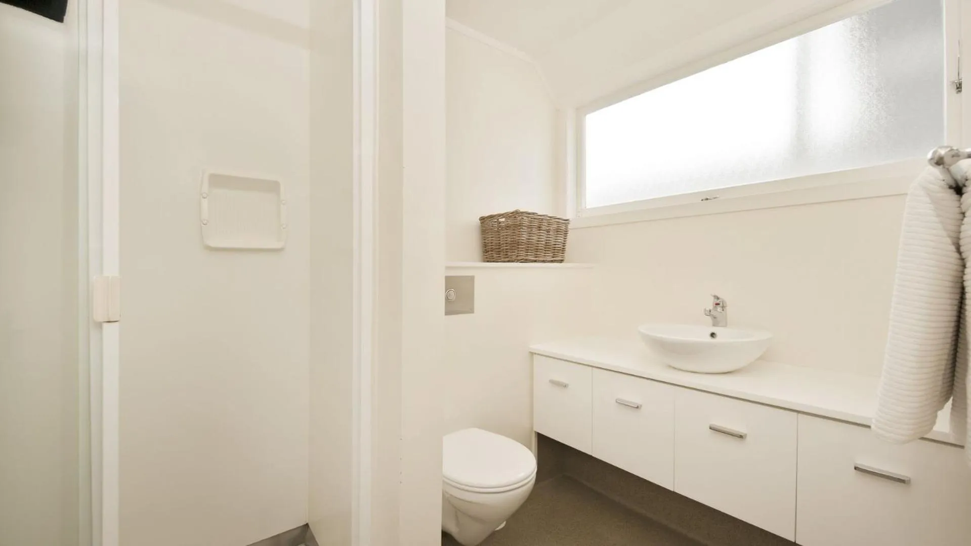 Bathroom in Hananui Lodge and Apartments