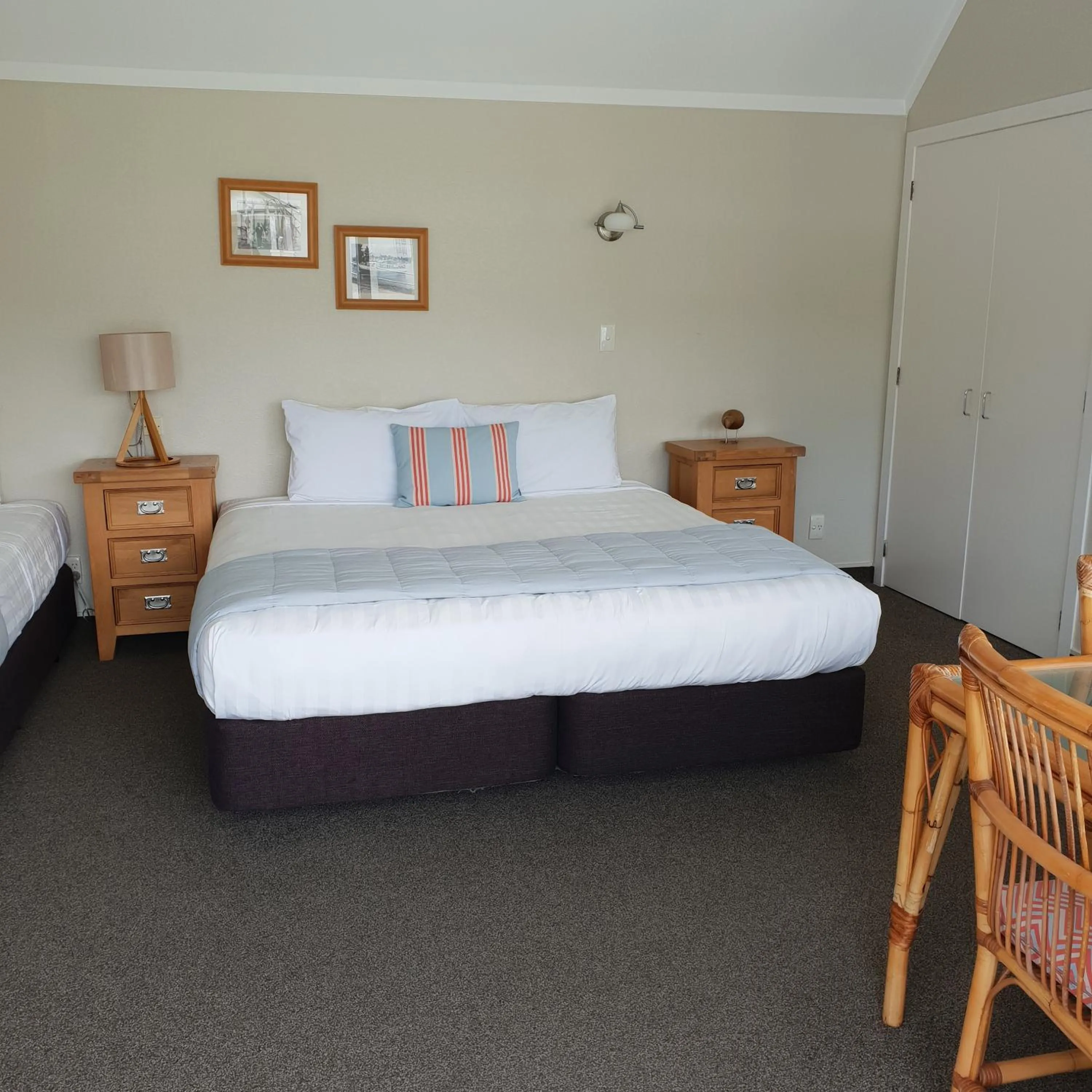 Bed in Hananui Lodge and Apartments